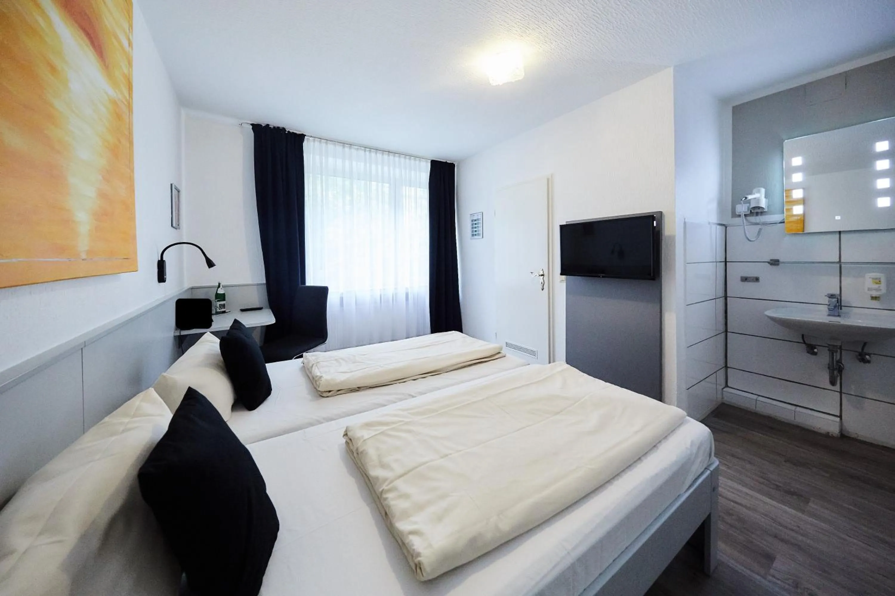 Photo of the whole room, Bed in Hotel Alt Deutz City-Messe-Arena KONTAKTLOSER SELF CHECK-IN