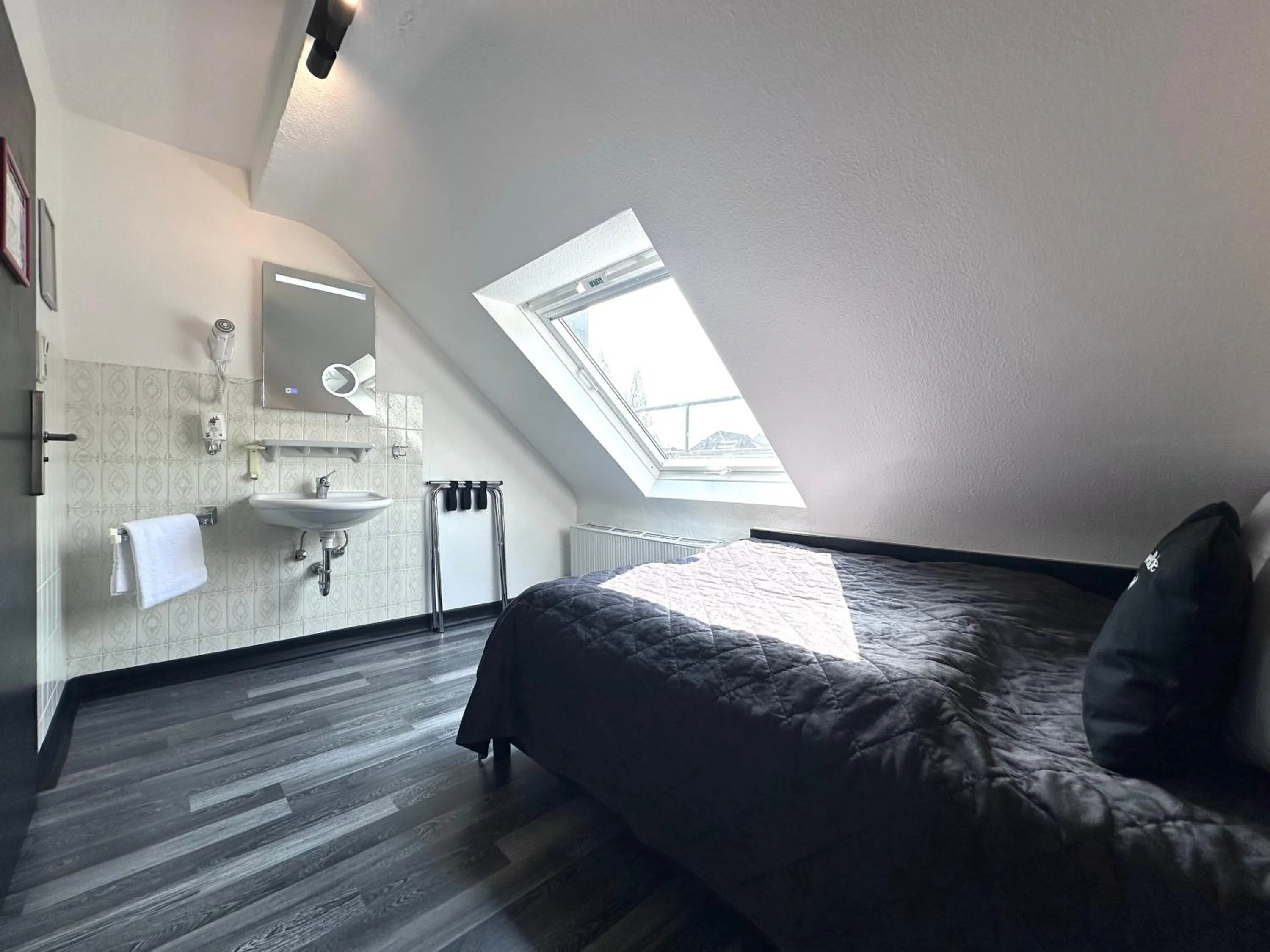 Bed in Hotel Alt Deutz City-Messe-Arena KONTAKTLOSER SELF CHECK-IN