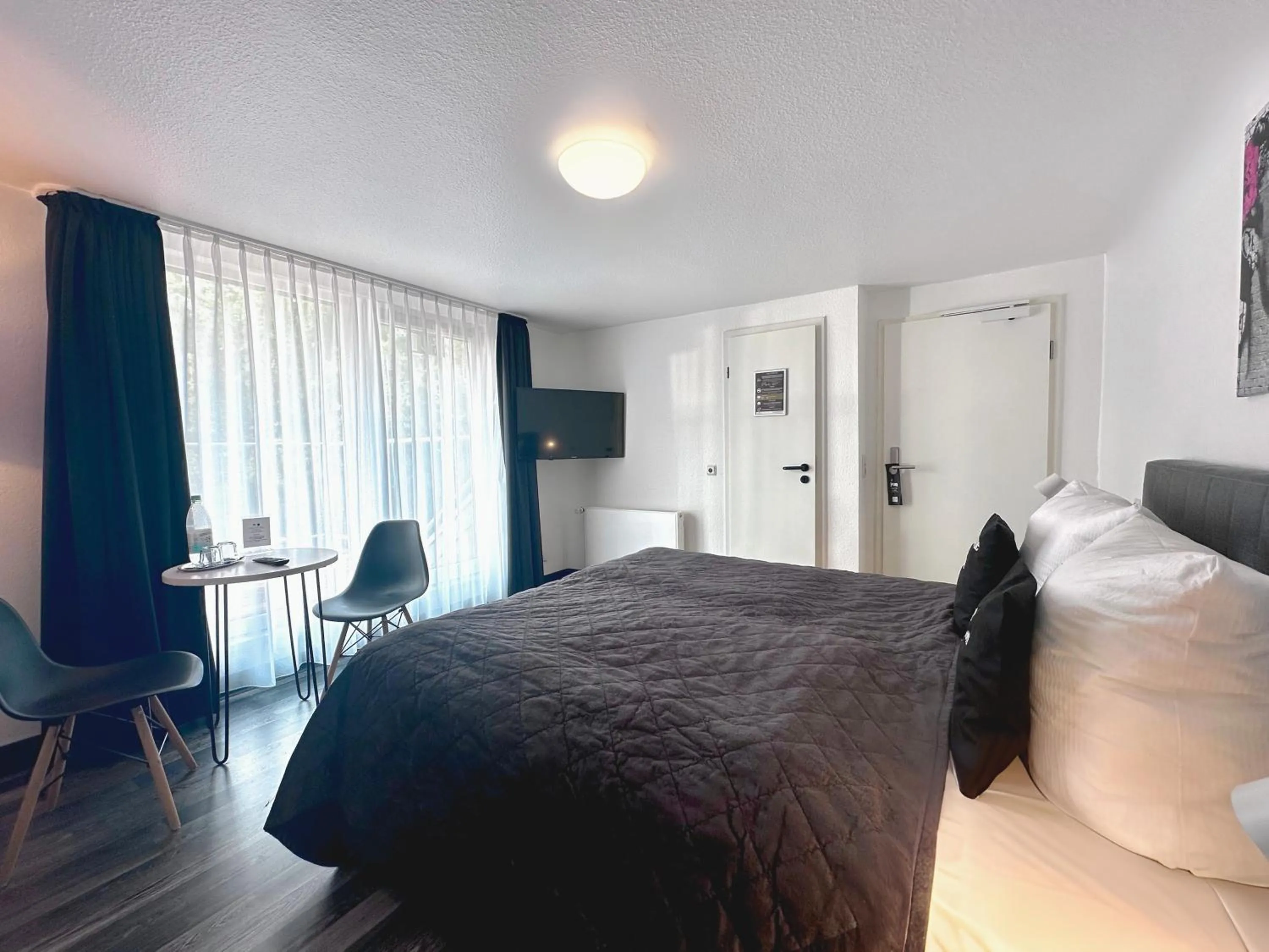 Photo of the whole room, Bed in Hotel Alt Deutz City-Messe-Arena KONTAKTLOSER SELF CHECK-IN