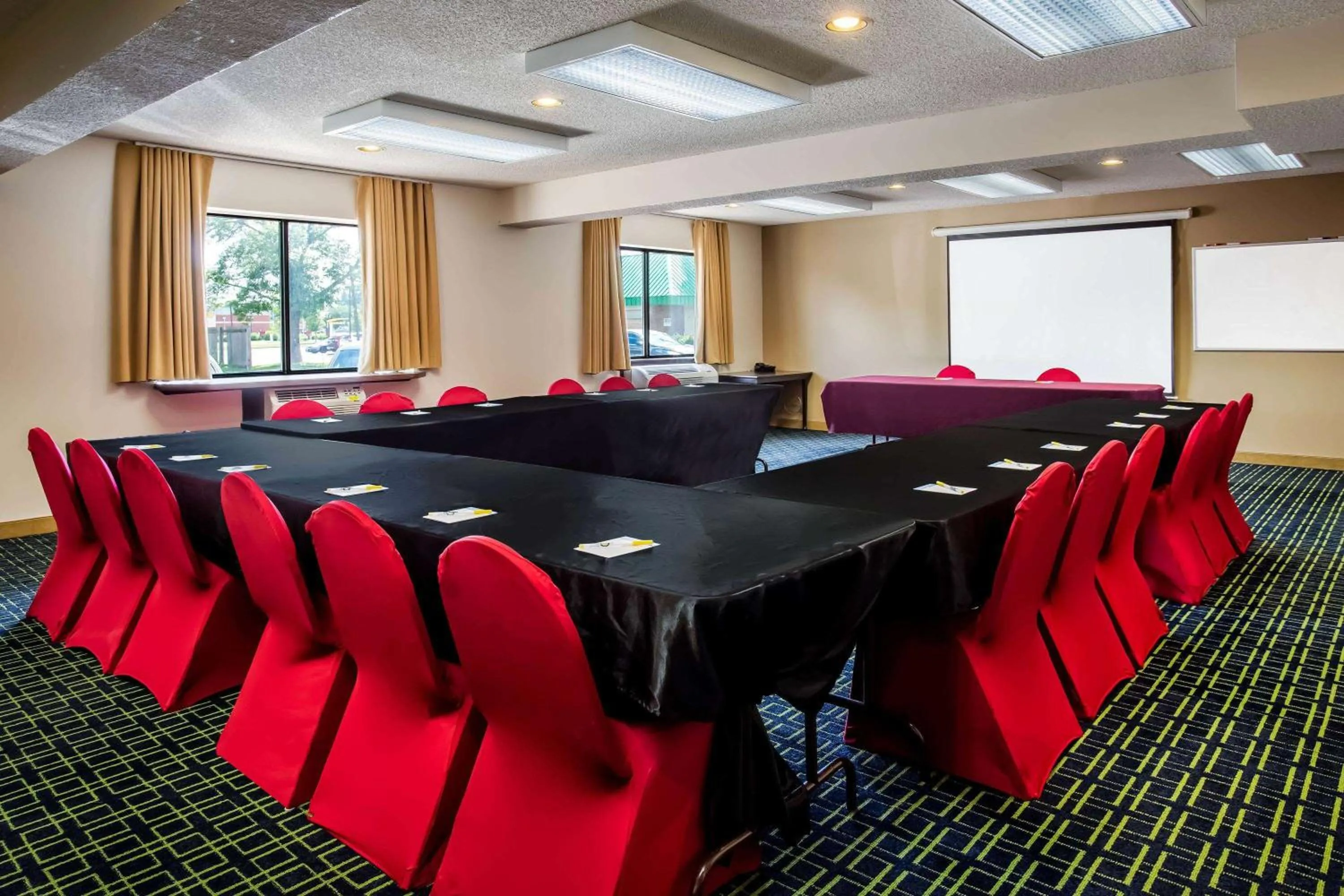 Meeting/conference room in Days Inn & Suites by Wyndham Stevens Point