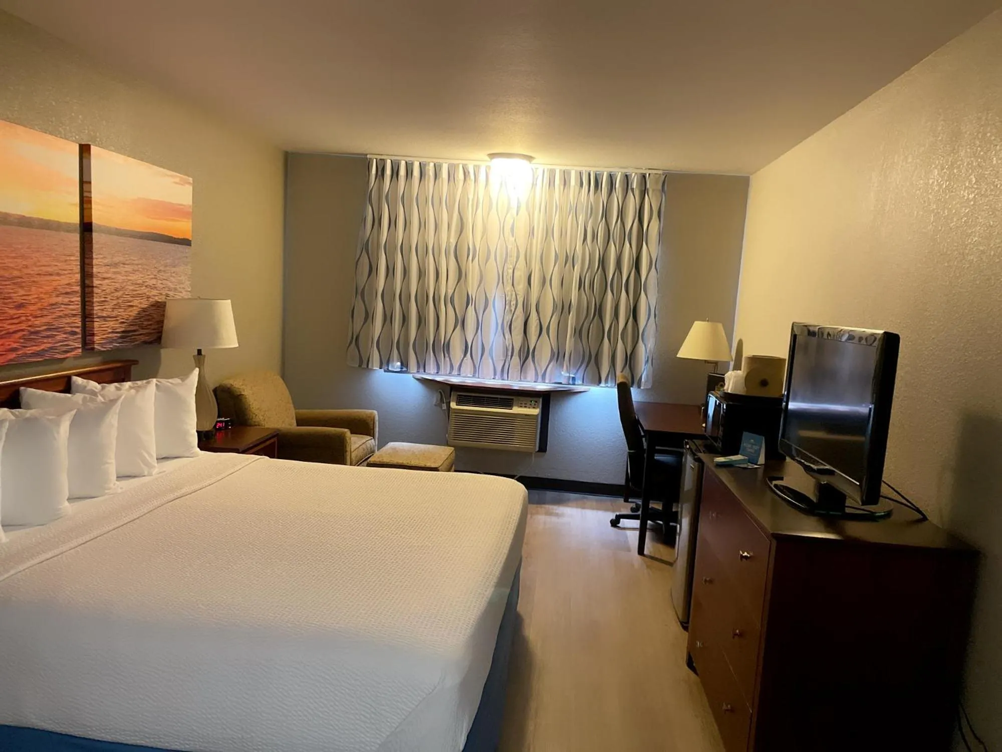 Bed in Days Inn & Suites by Wyndham Stevens Point