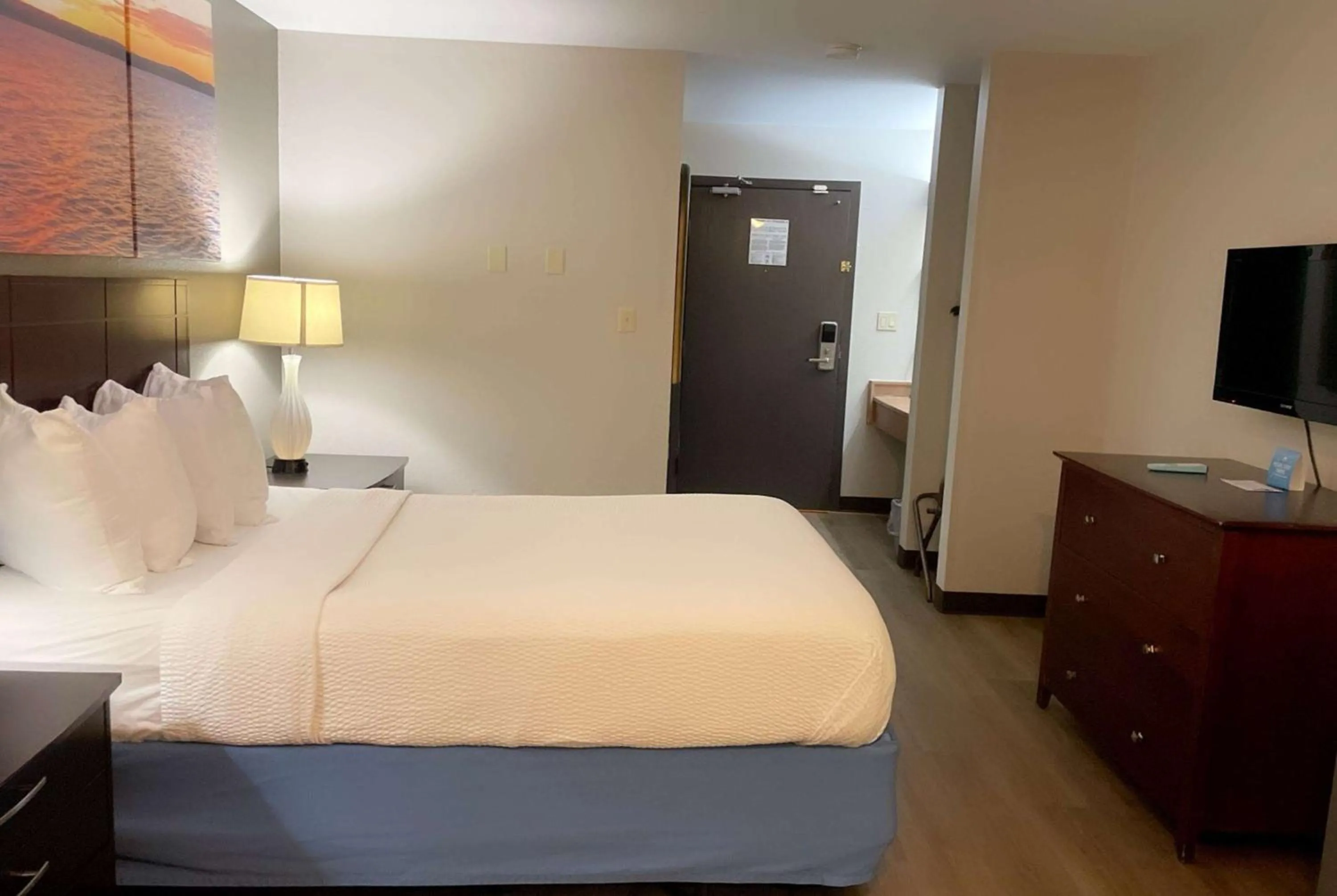 Photo of the whole room, Bed in Days Inn & Suites by Wyndham Stevens Point