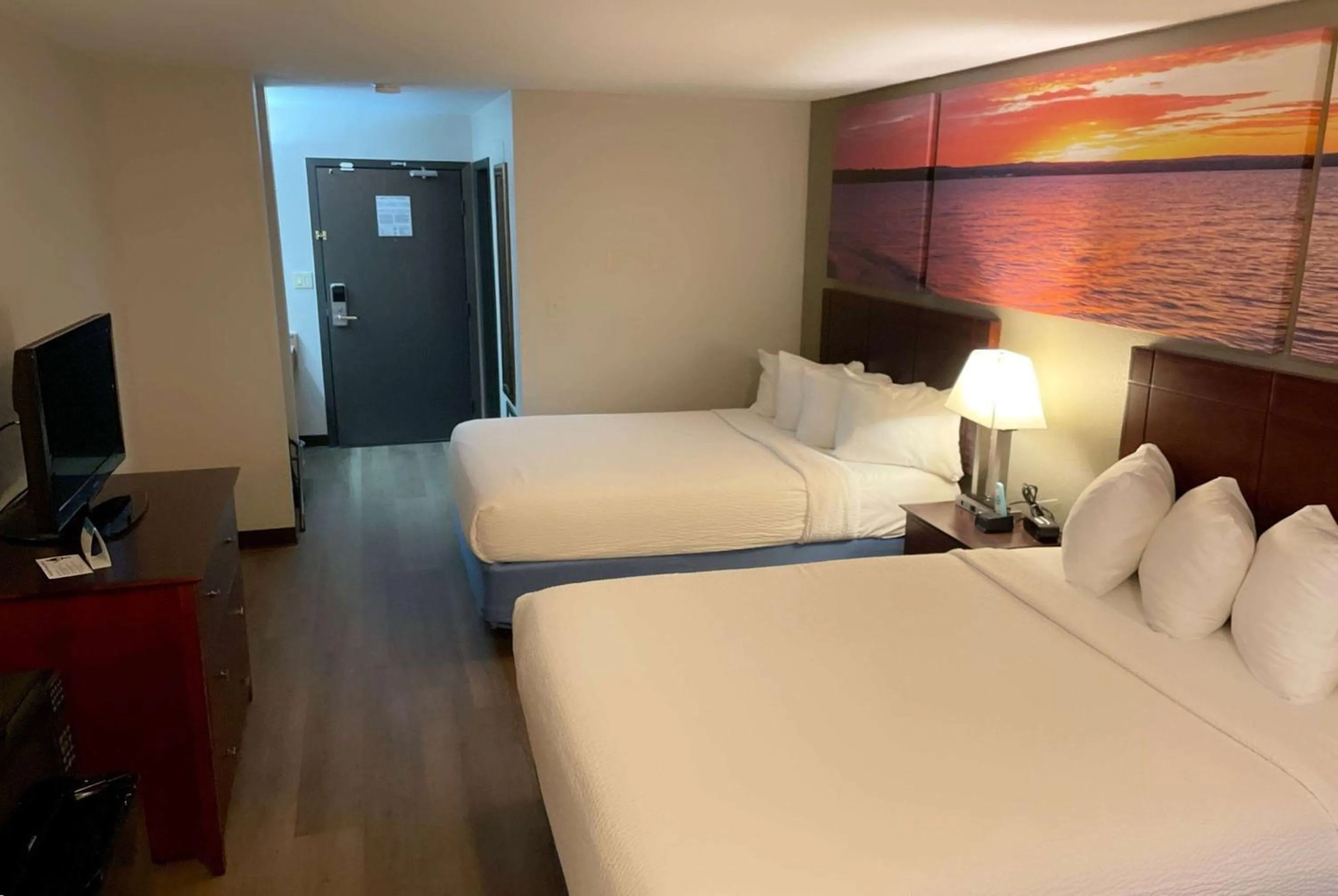 Photo of the whole room, Bed in Days Inn & Suites by Wyndham Stevens Point