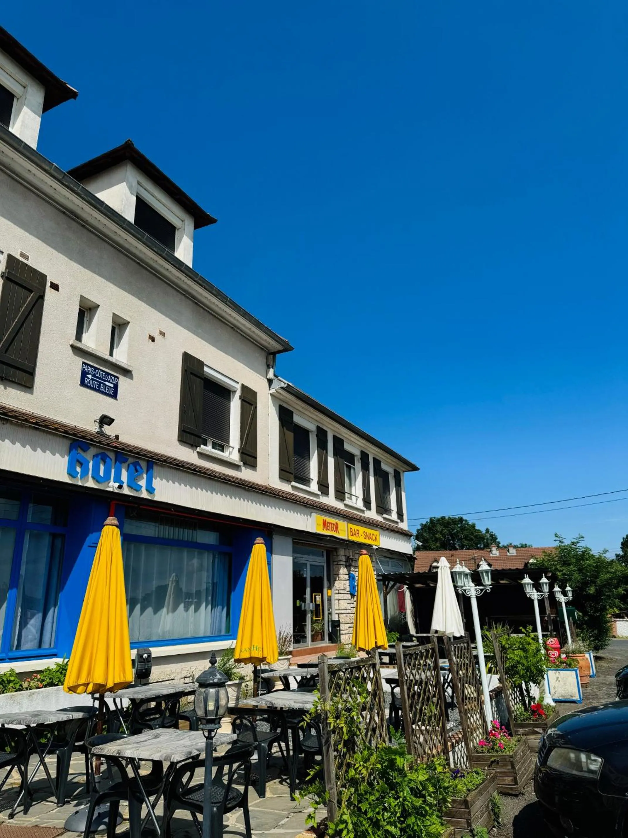Lunch in Le Relais de la route bleue