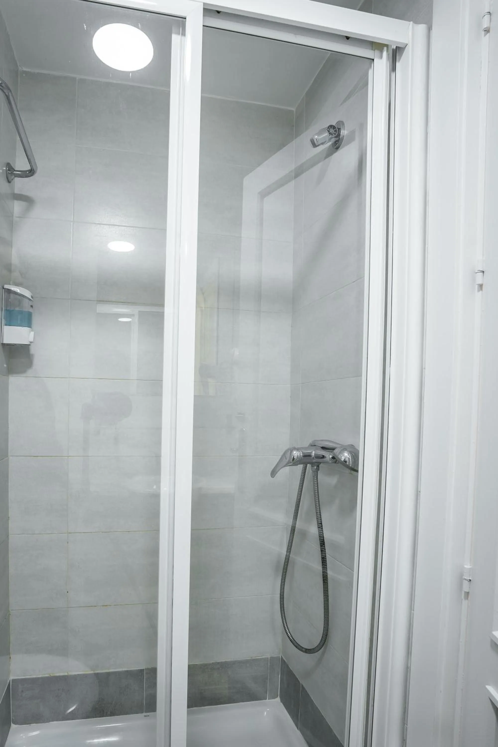 Shower in Apartamento cerca de la Alhambra y el Albaicín QH Granada Centro