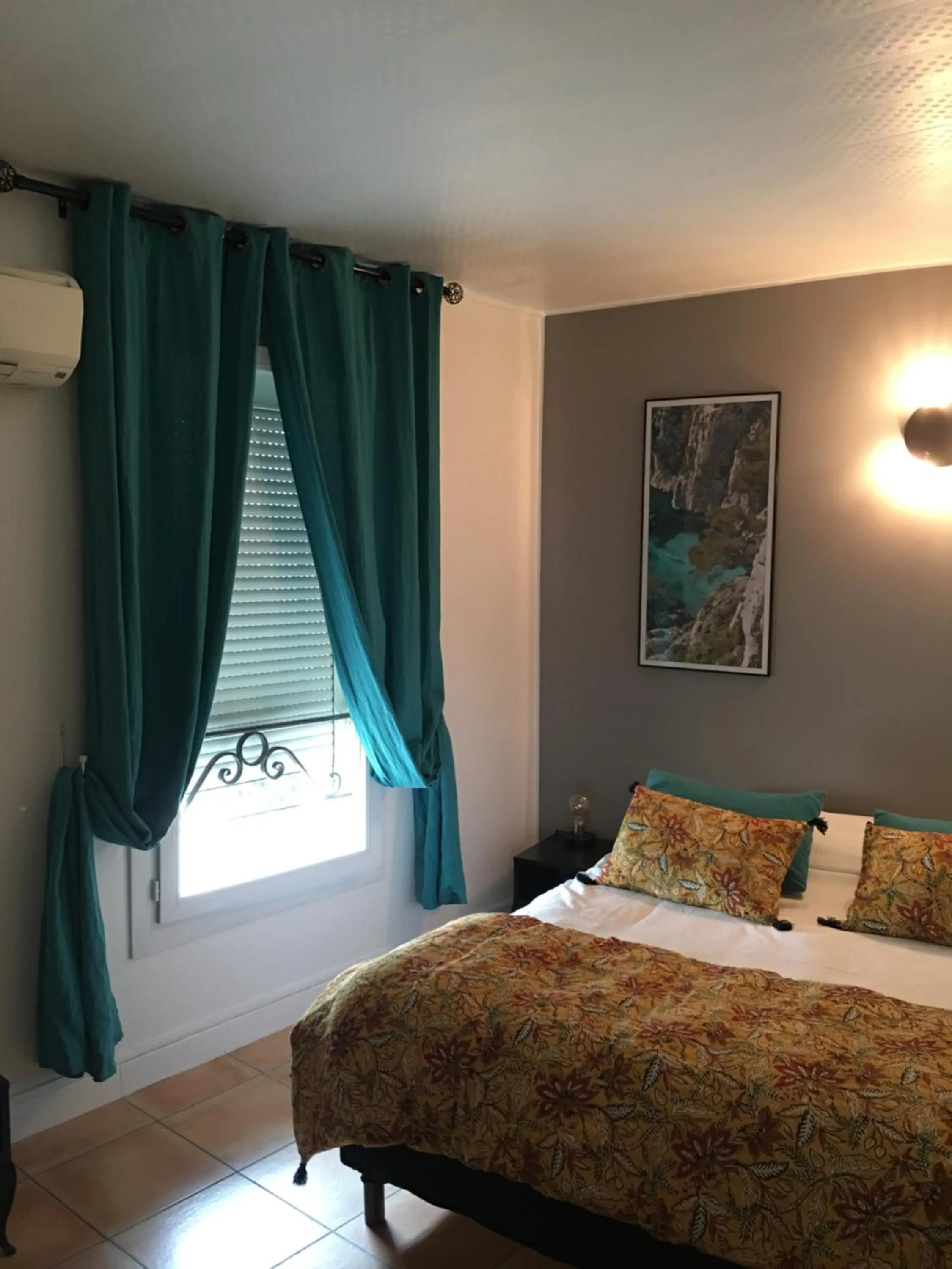 Bed in Hôtel Le Mistral