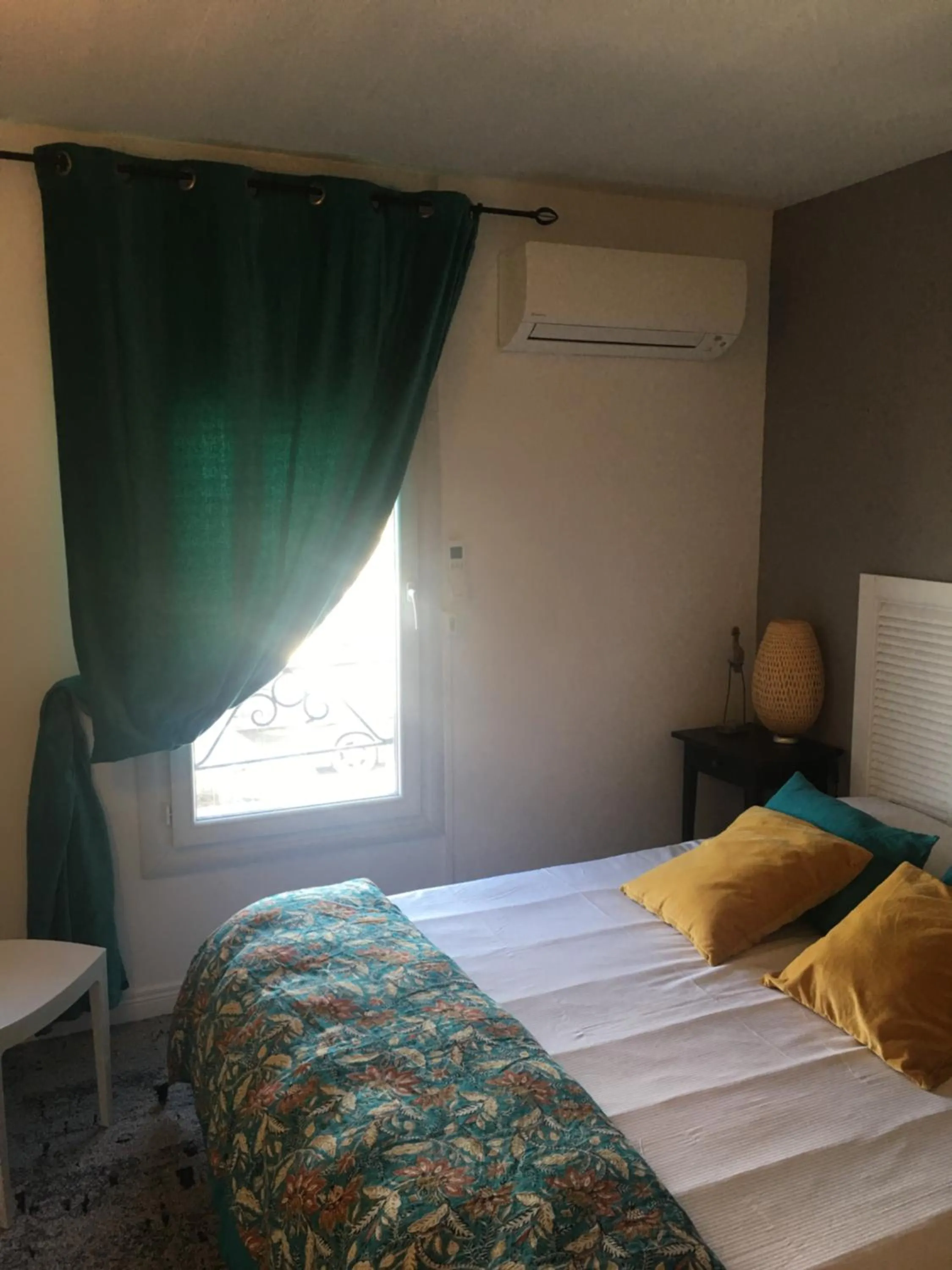 Bed in Hôtel Le Mistral