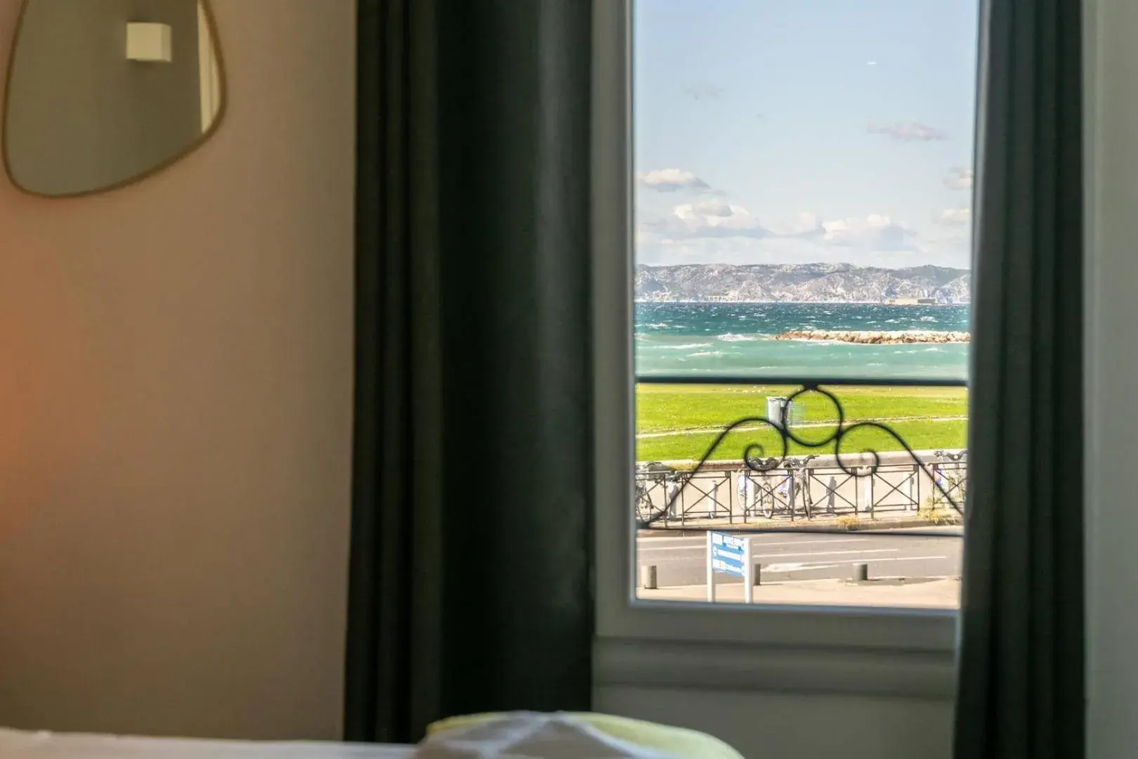 Standard Twin Room with Sea View in Hôtel Le Mistral Standard Twin Room with Sea View in Hôtel Le Mistral