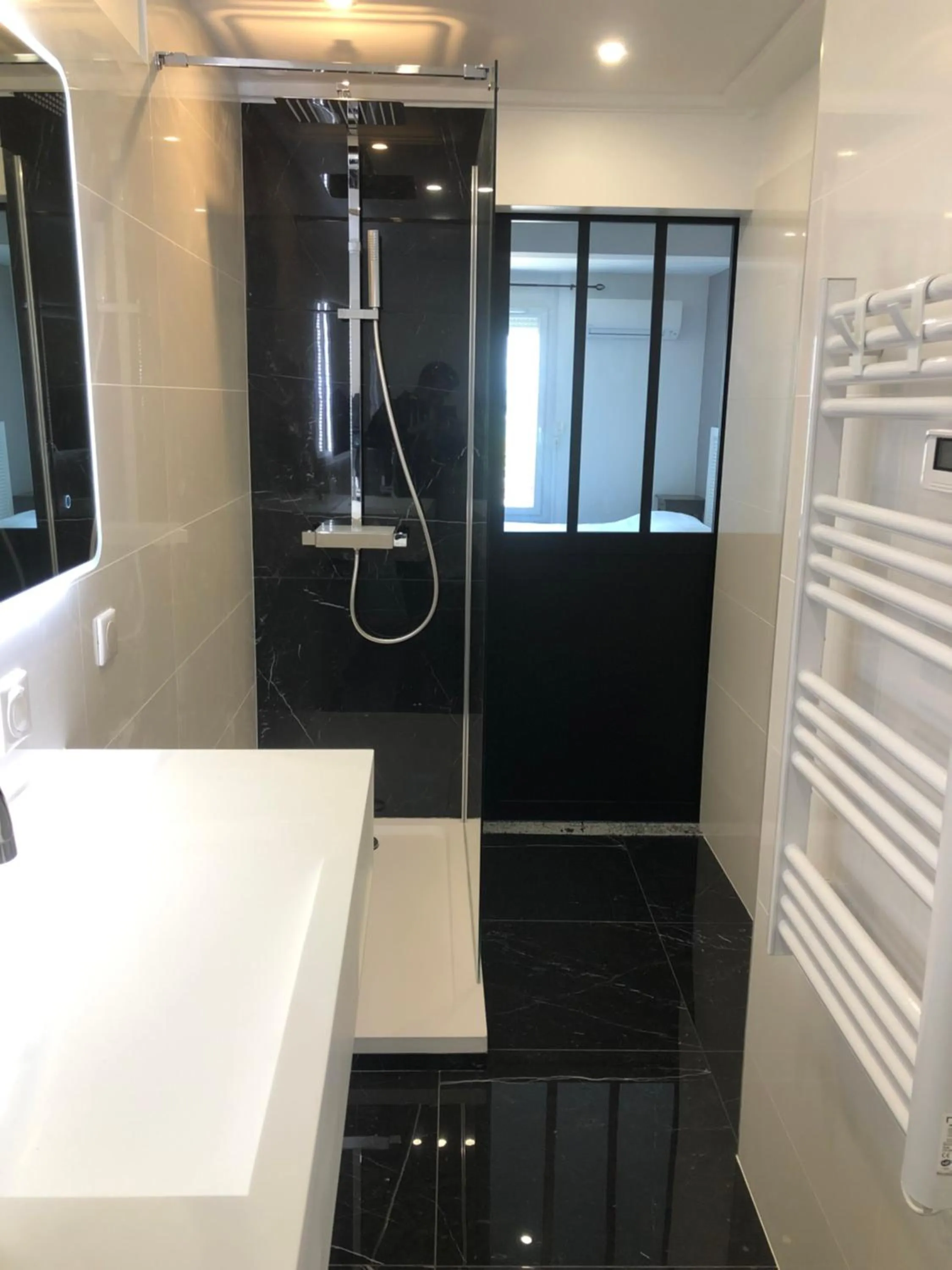 Shower in Hôtel Le Mistral