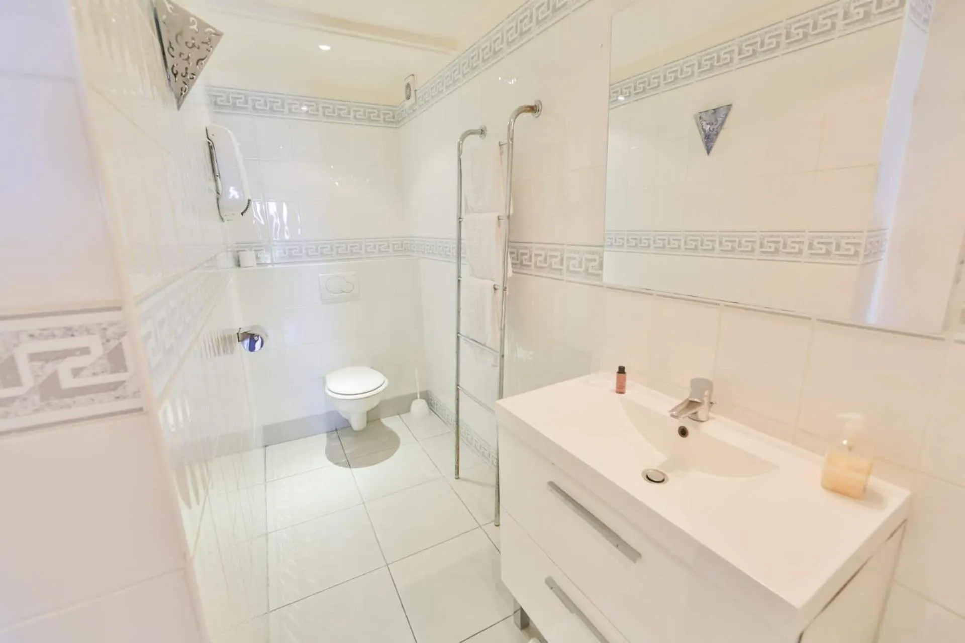 Shower in Hôtel Le Mistral