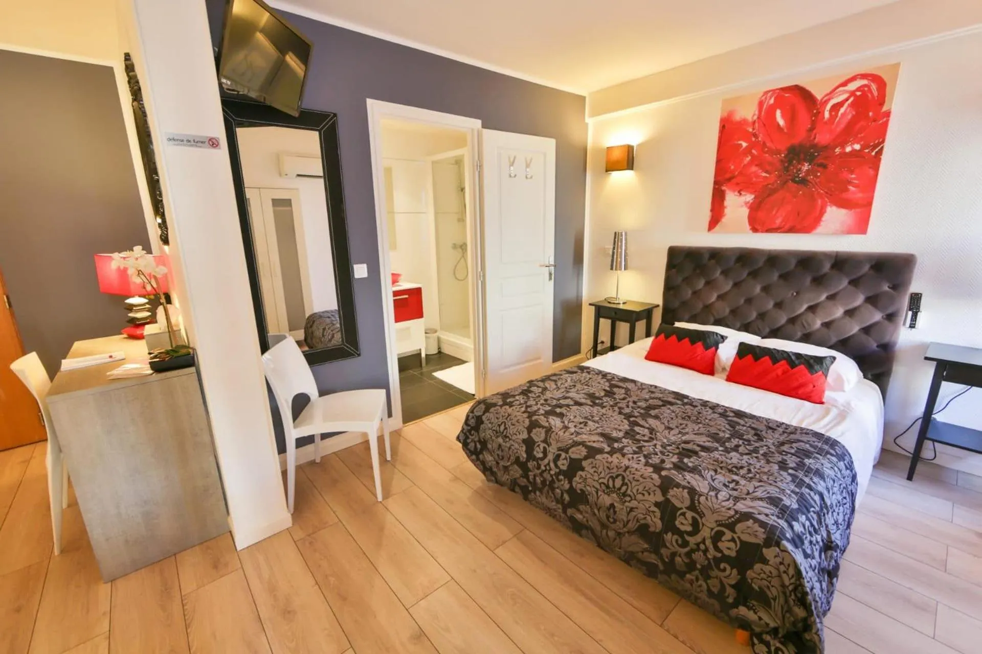 Bed in Hôtel Le Mistral