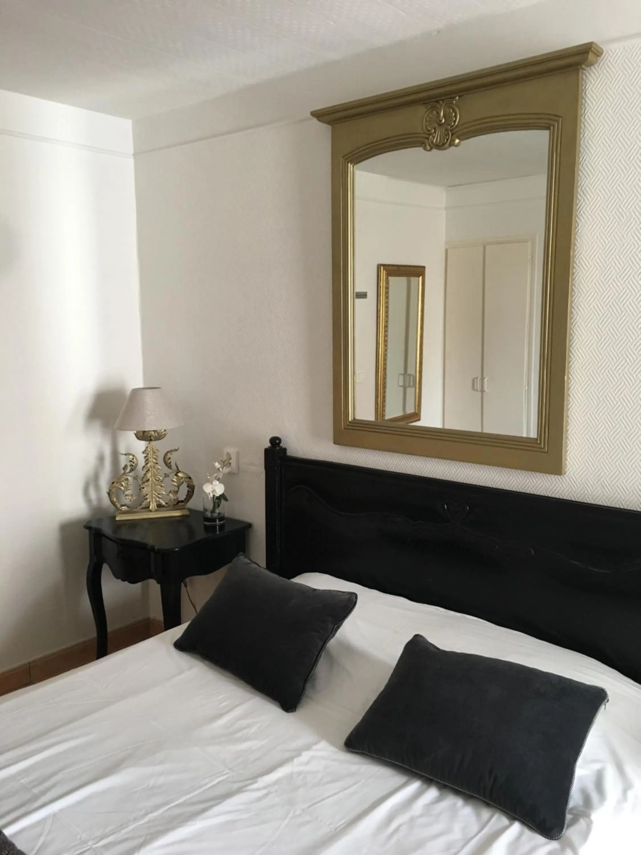 Bed in Hôtel Le Mistral