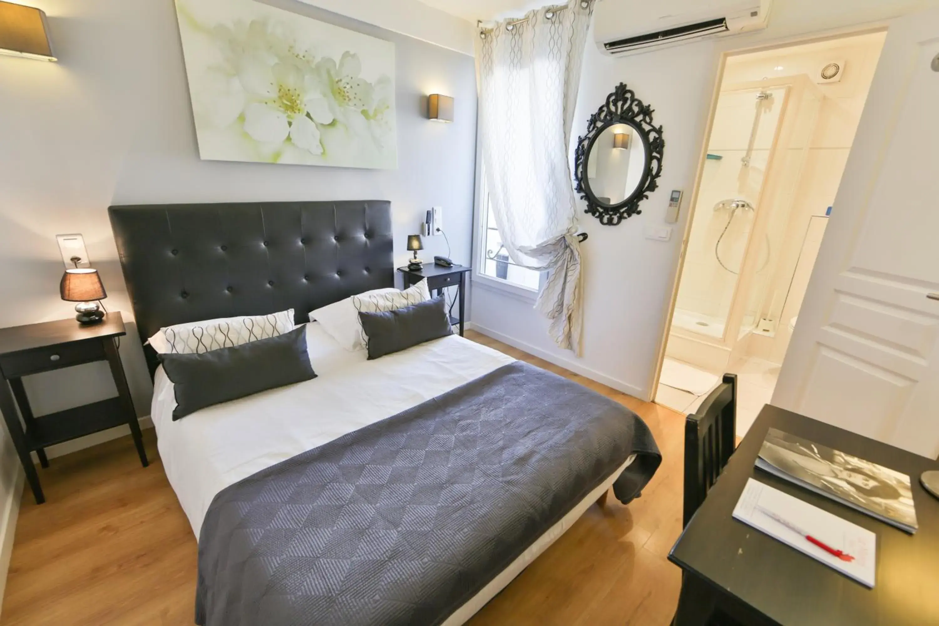 Standard Double Room in Hôtel Le Mistral Standard Double Room in Hôtel Le Mistral