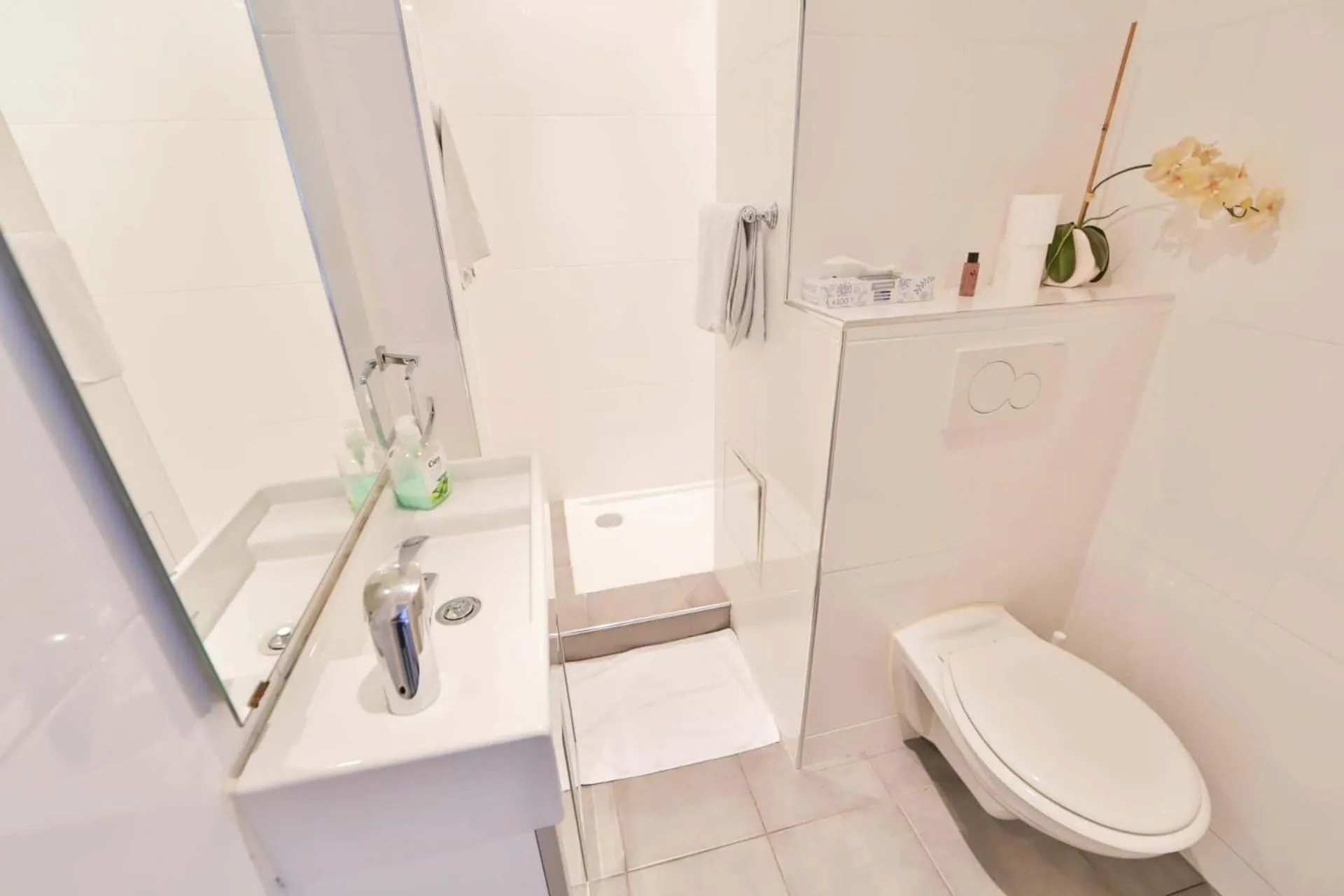 Shower in Hôtel Le Mistral