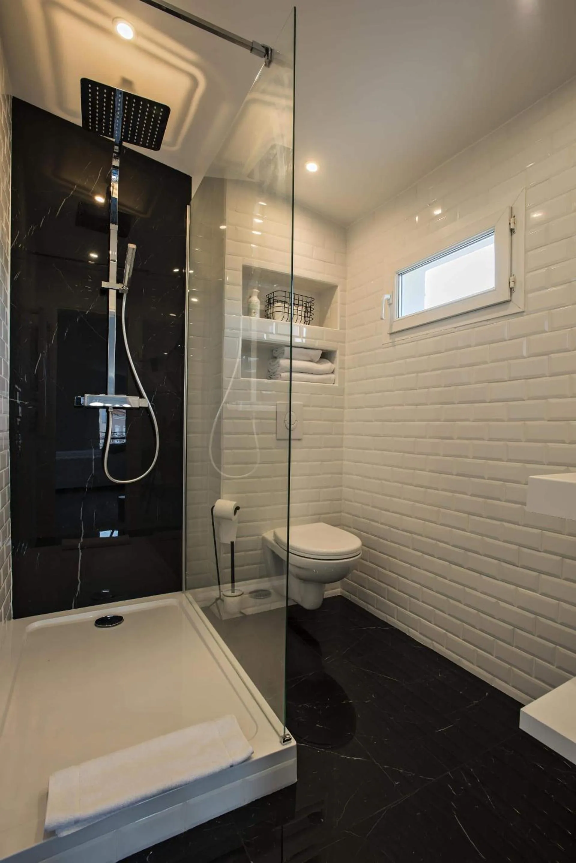 Shower in Hôtel Le Mistral