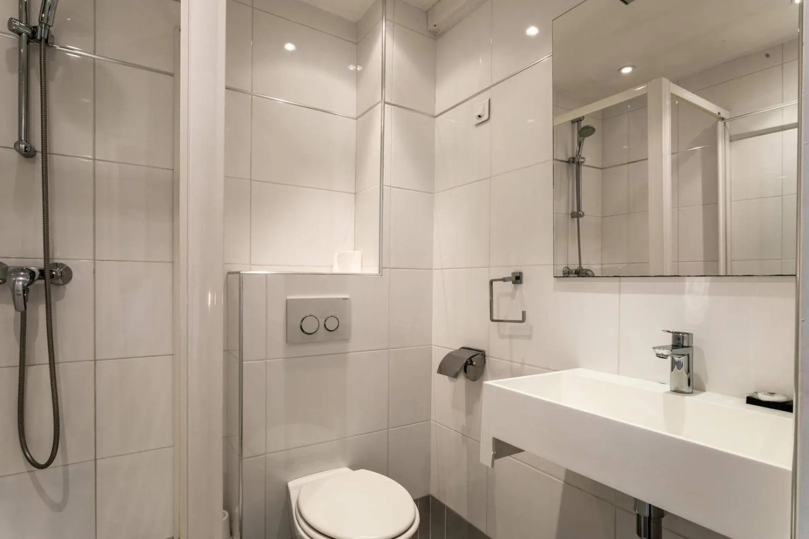 Shower in Hôtel Le Mistral