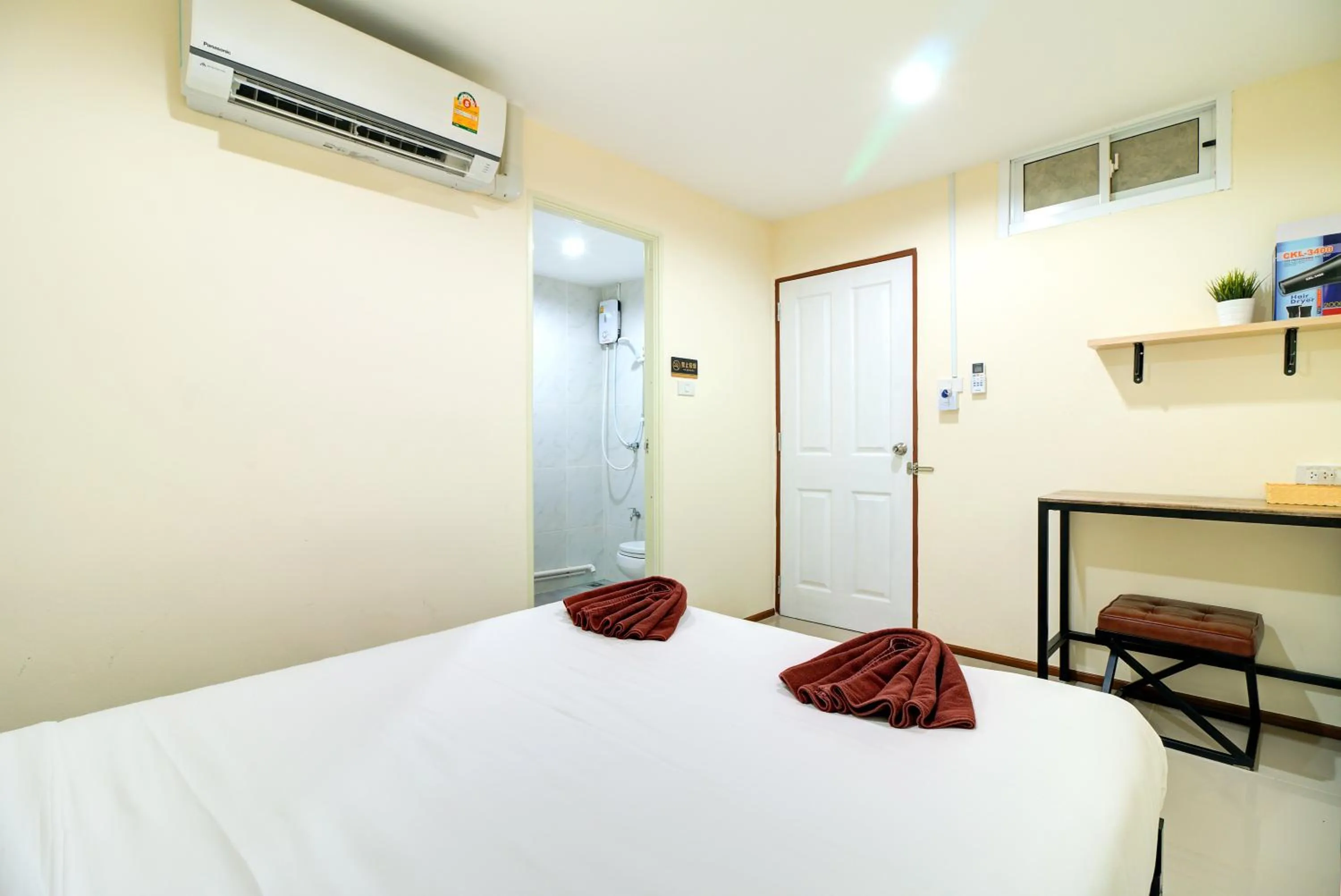 Bedroom, Bed in Red Pin Inn 好运旅馆