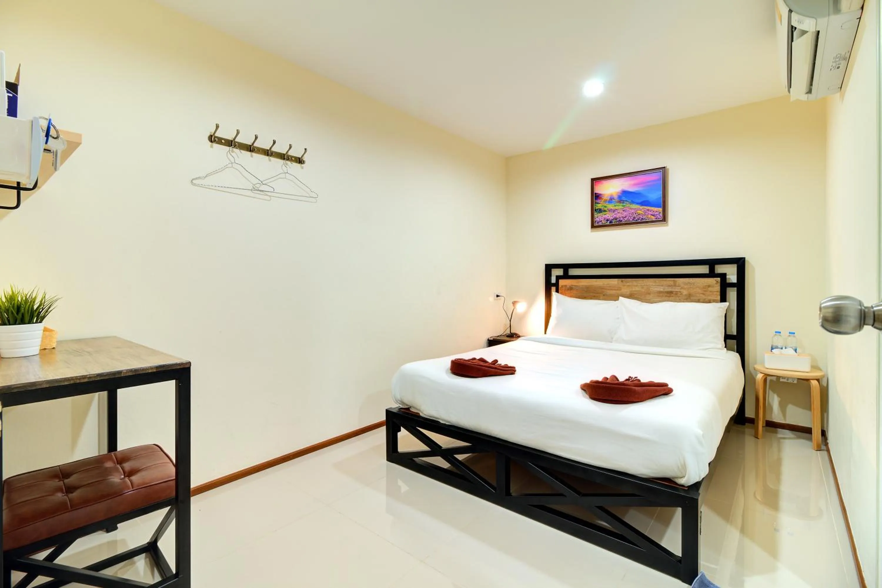 Photo of the whole room, Bed in Red Pin Inn 好运旅馆