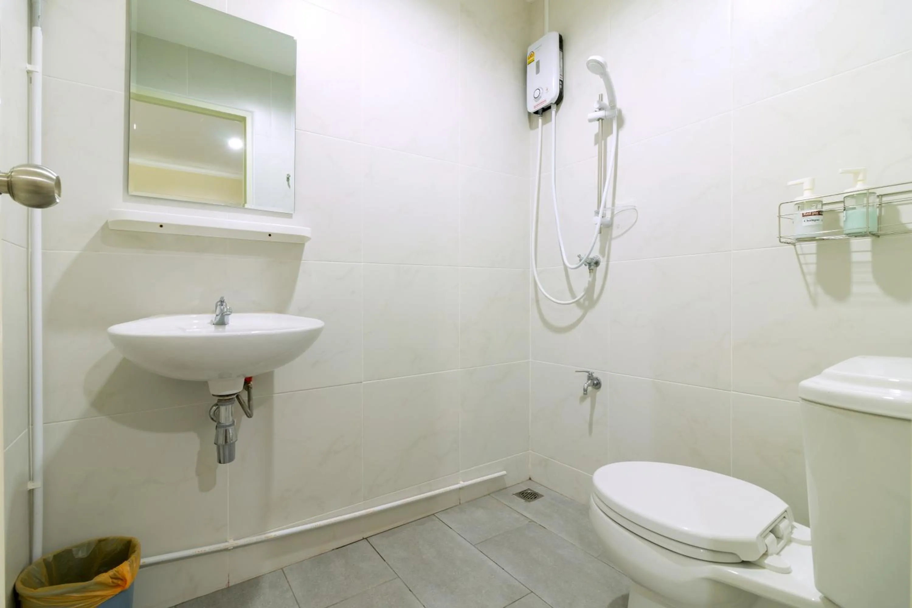 Shower in Red Pin Inn 好运旅馆