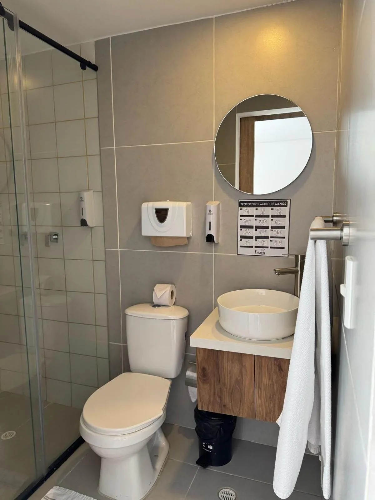 Shower in Estainn Hotel Coworking