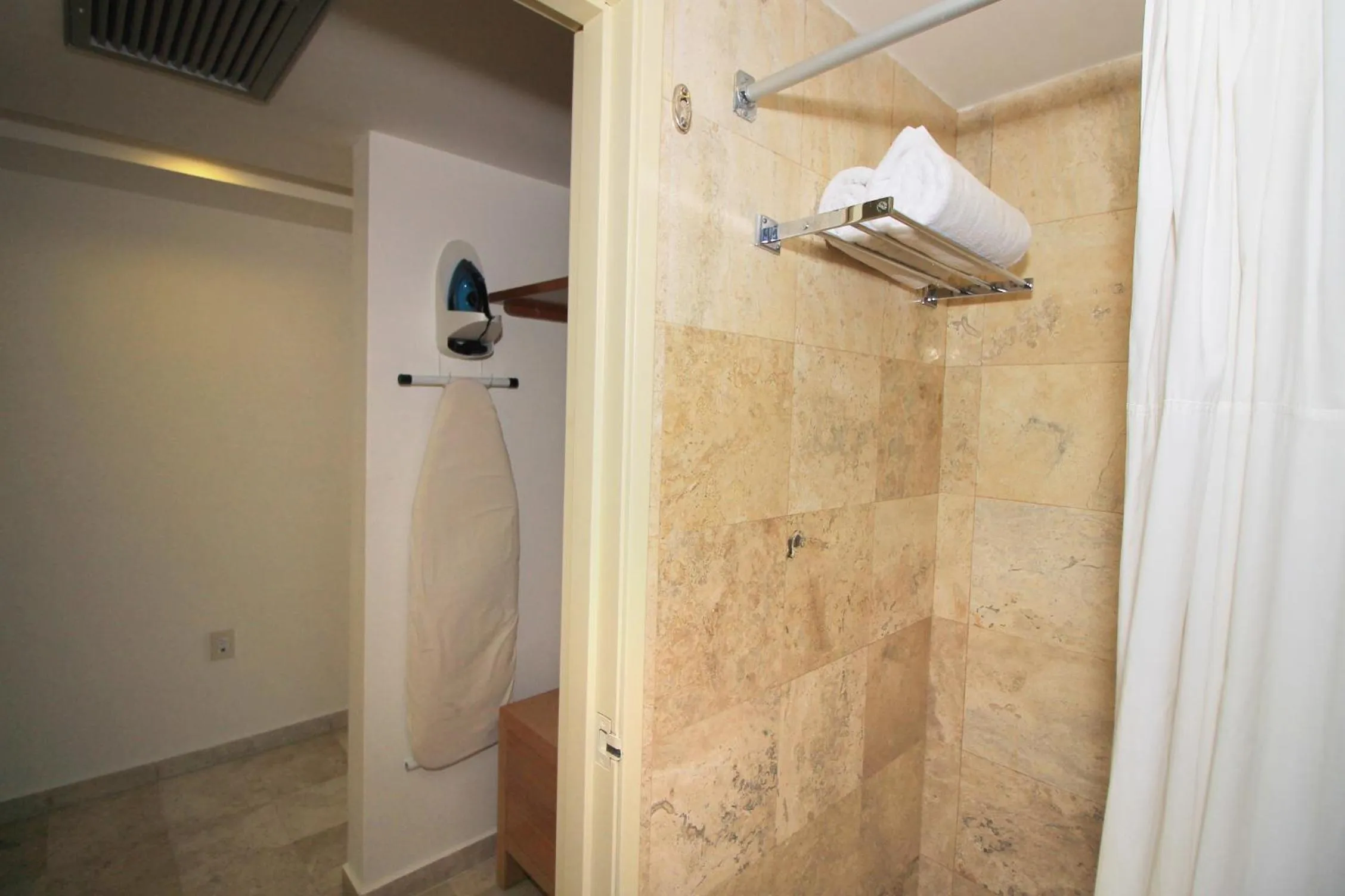 Shower in Rivoli Select Hotel