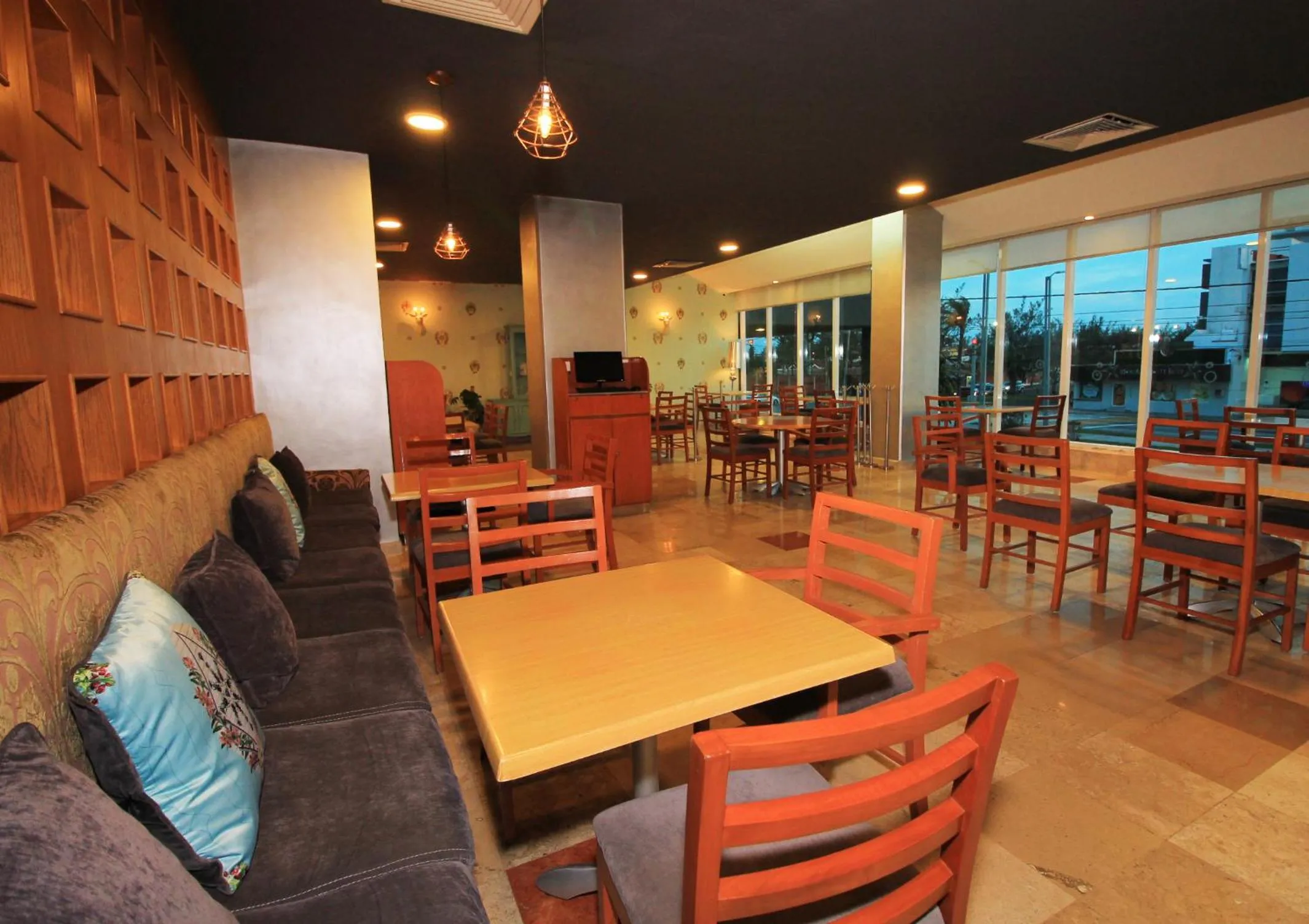 Restaurant/places to eat in Rivoli Select Hotel