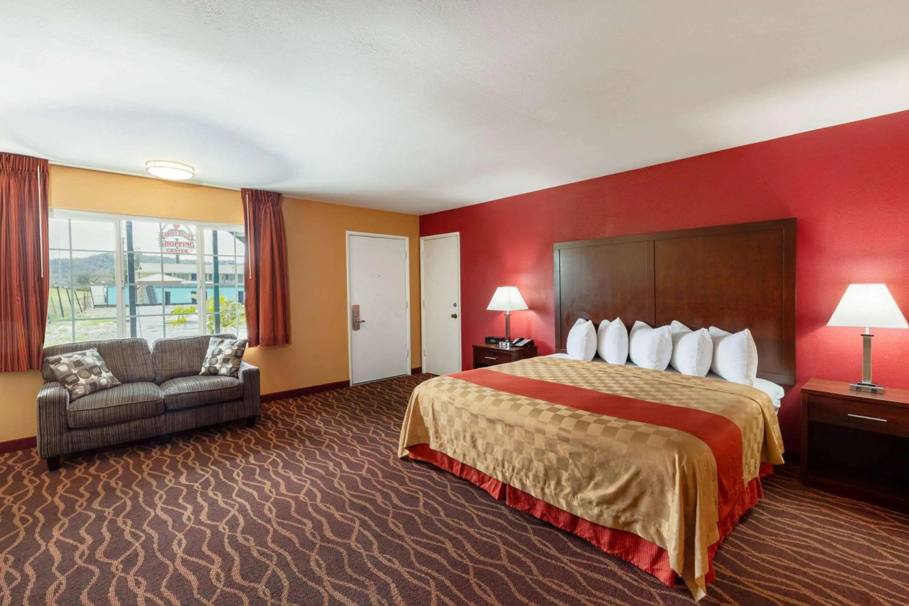Photo of the whole room, Bed in Rosewood Inn & Suites