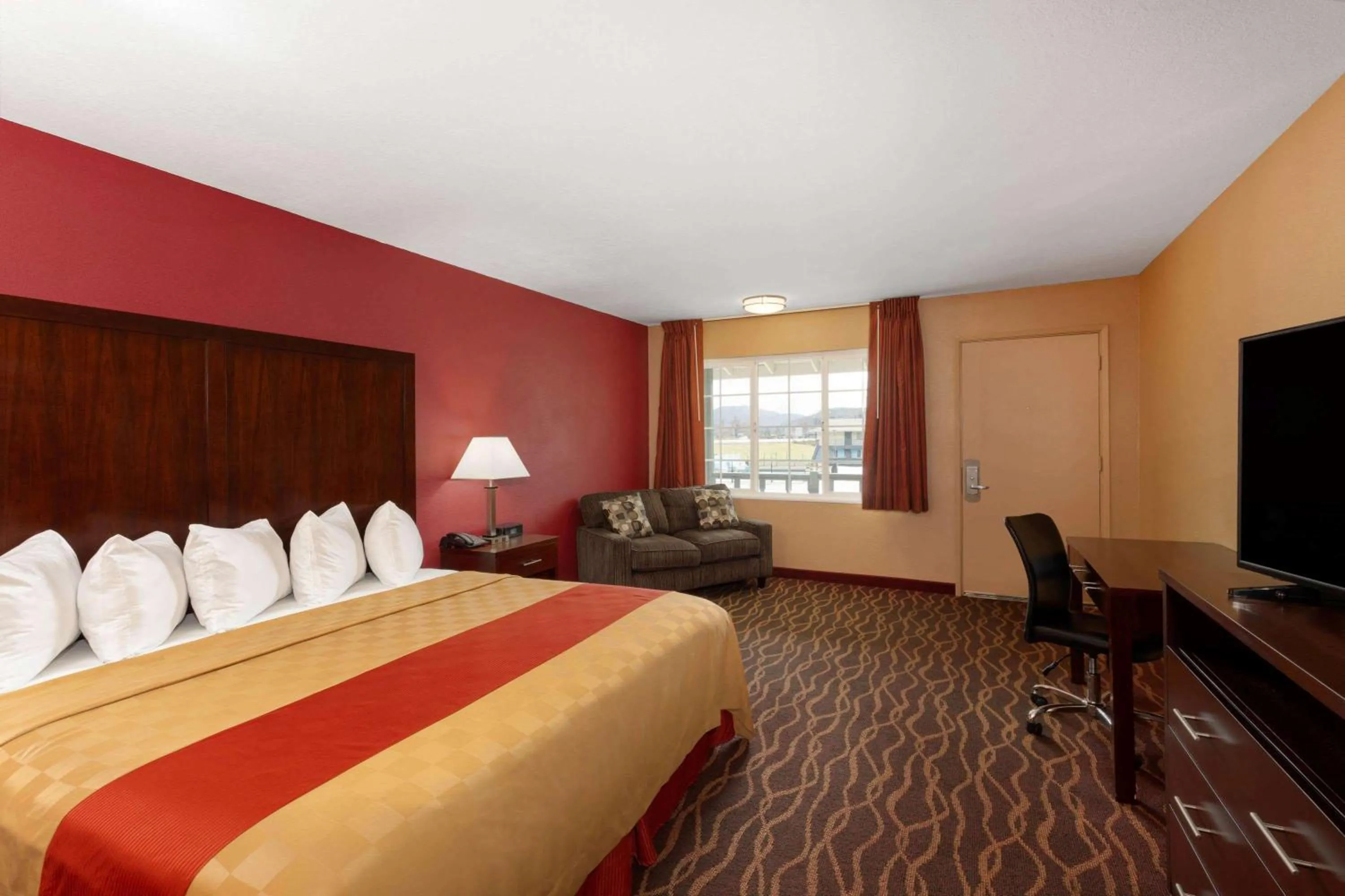 Photo of the whole room, Bed in Rosewood Inn & Suites