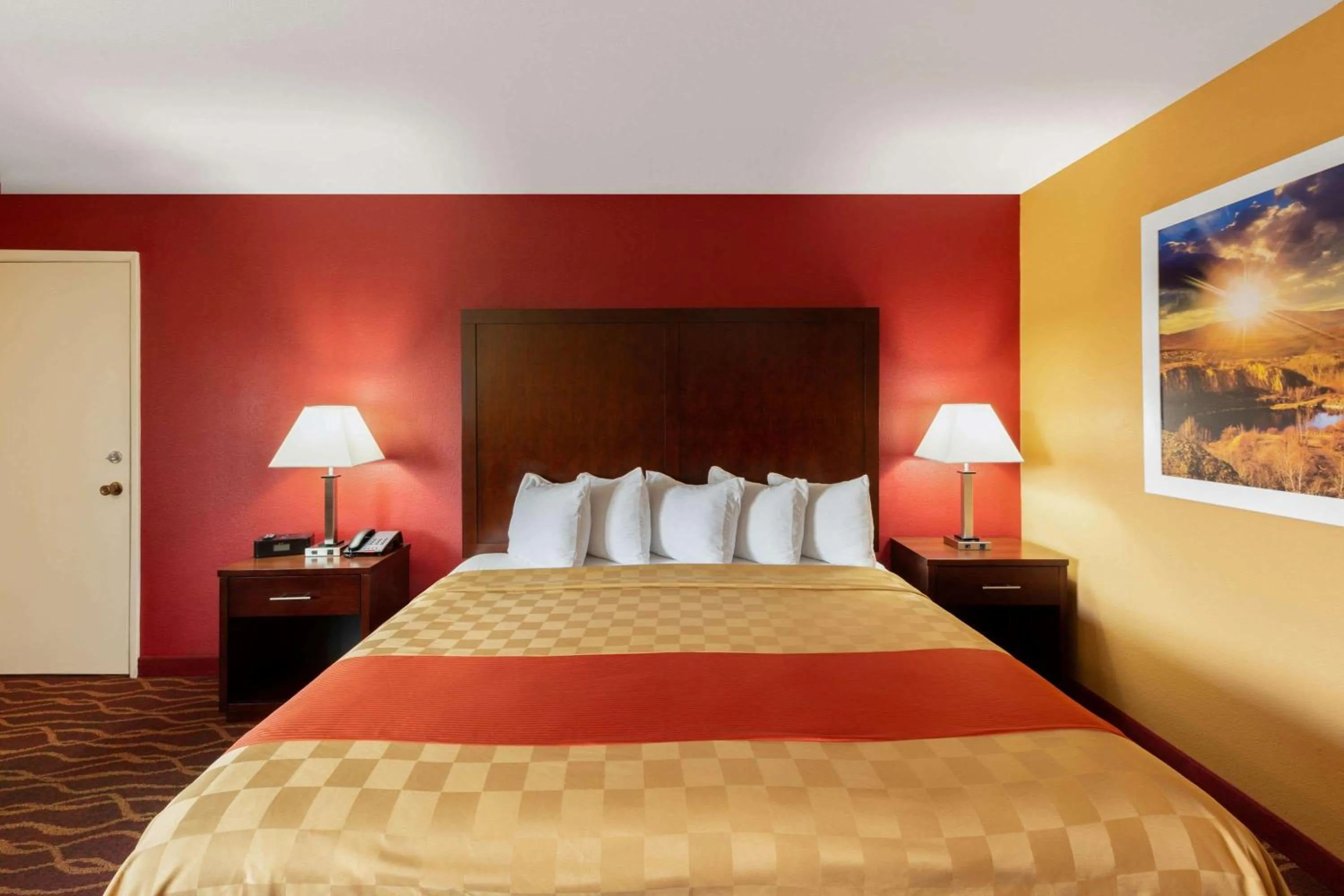 Photo of the whole room, Bed in Rosewood Inn & Suites