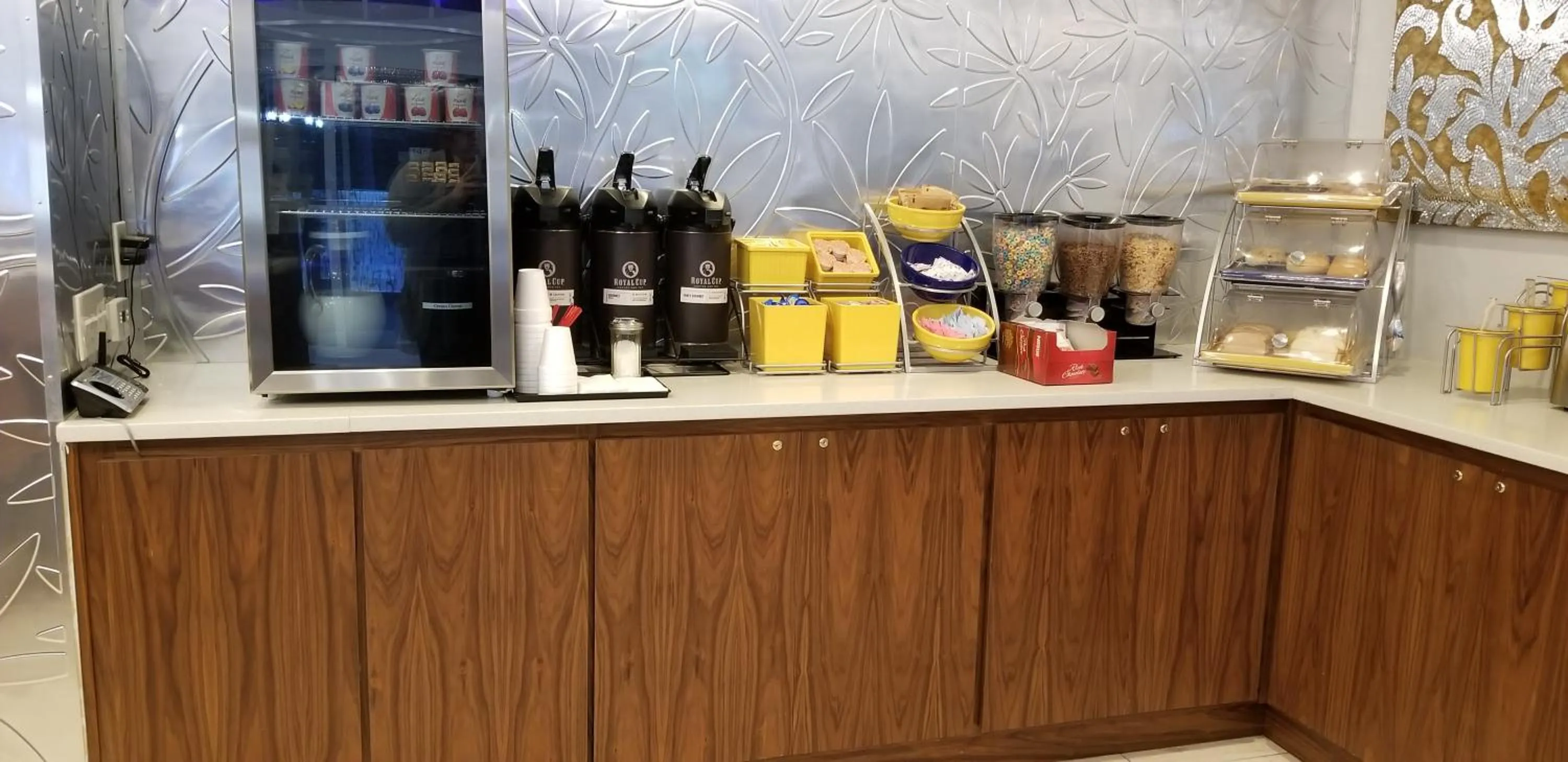 Breakfast in Rosewood Inn & Suites