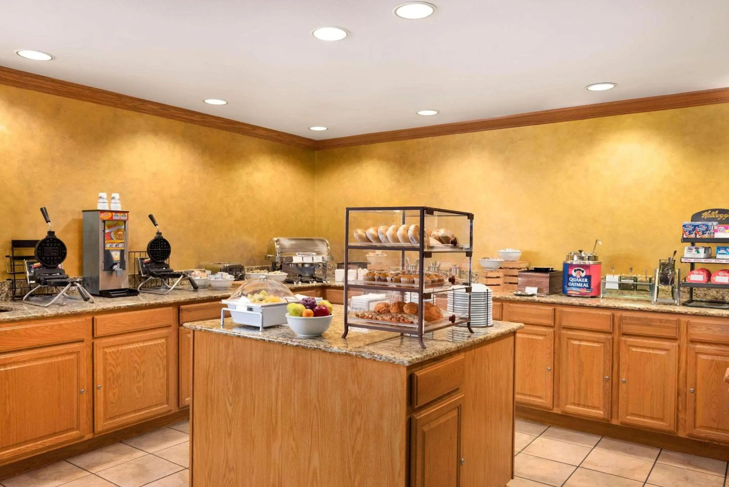 Breakfast in Country Inn & Suites by Radisson, Sycamore, IL