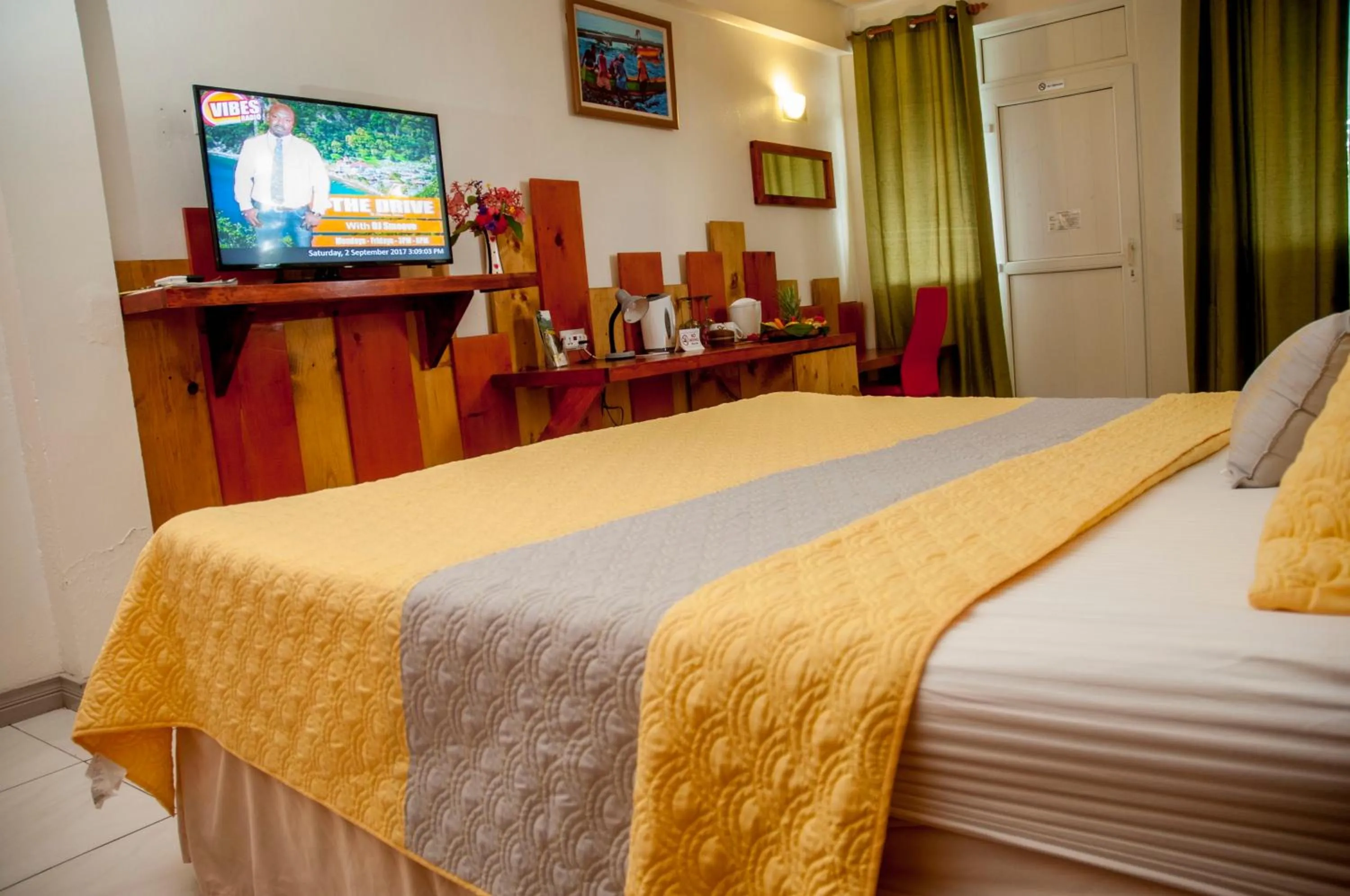 Coffee/tea facilities, Bed in The Champs