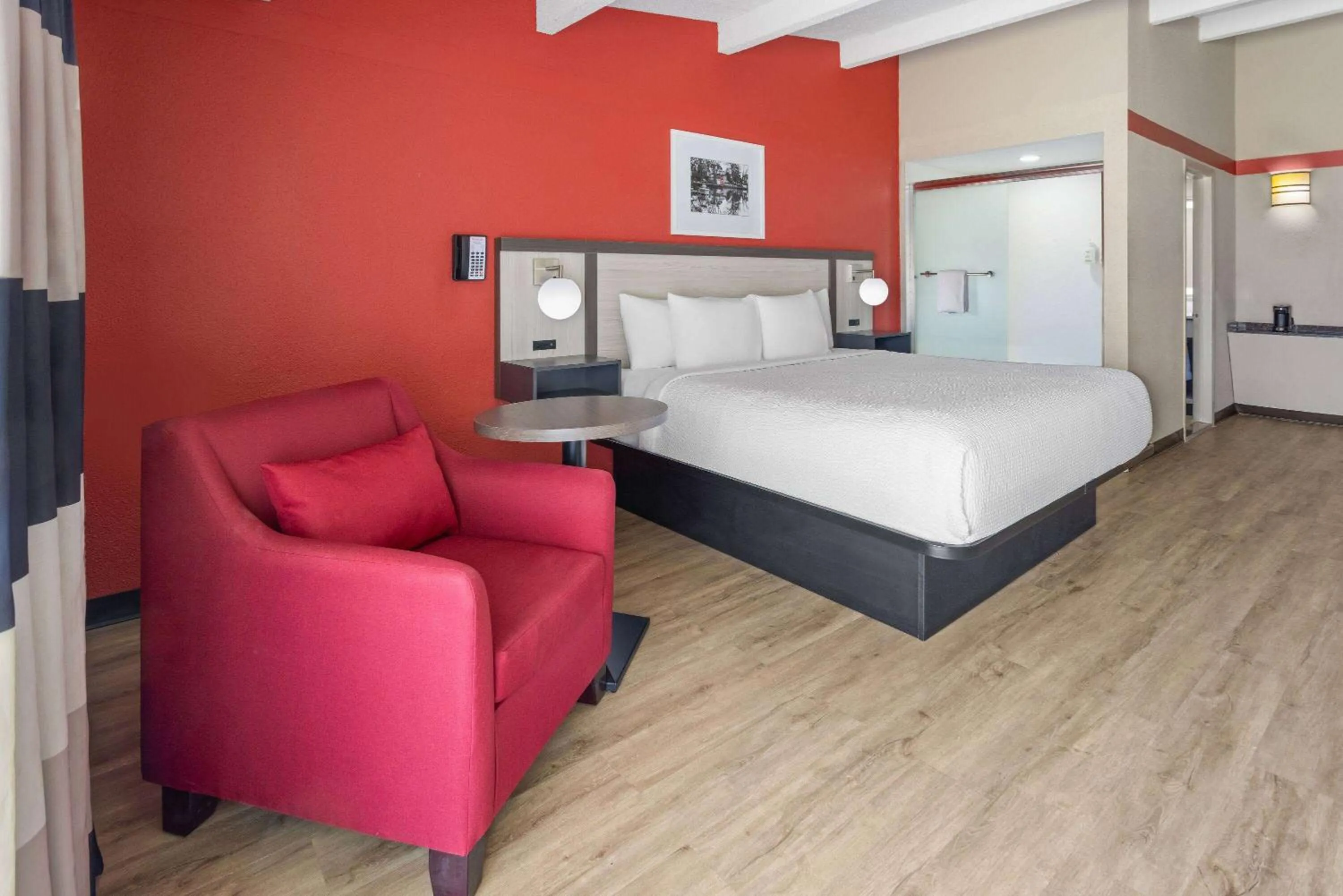 Photo of the whole room, Bed in Ramada by Wyndham Parsippany