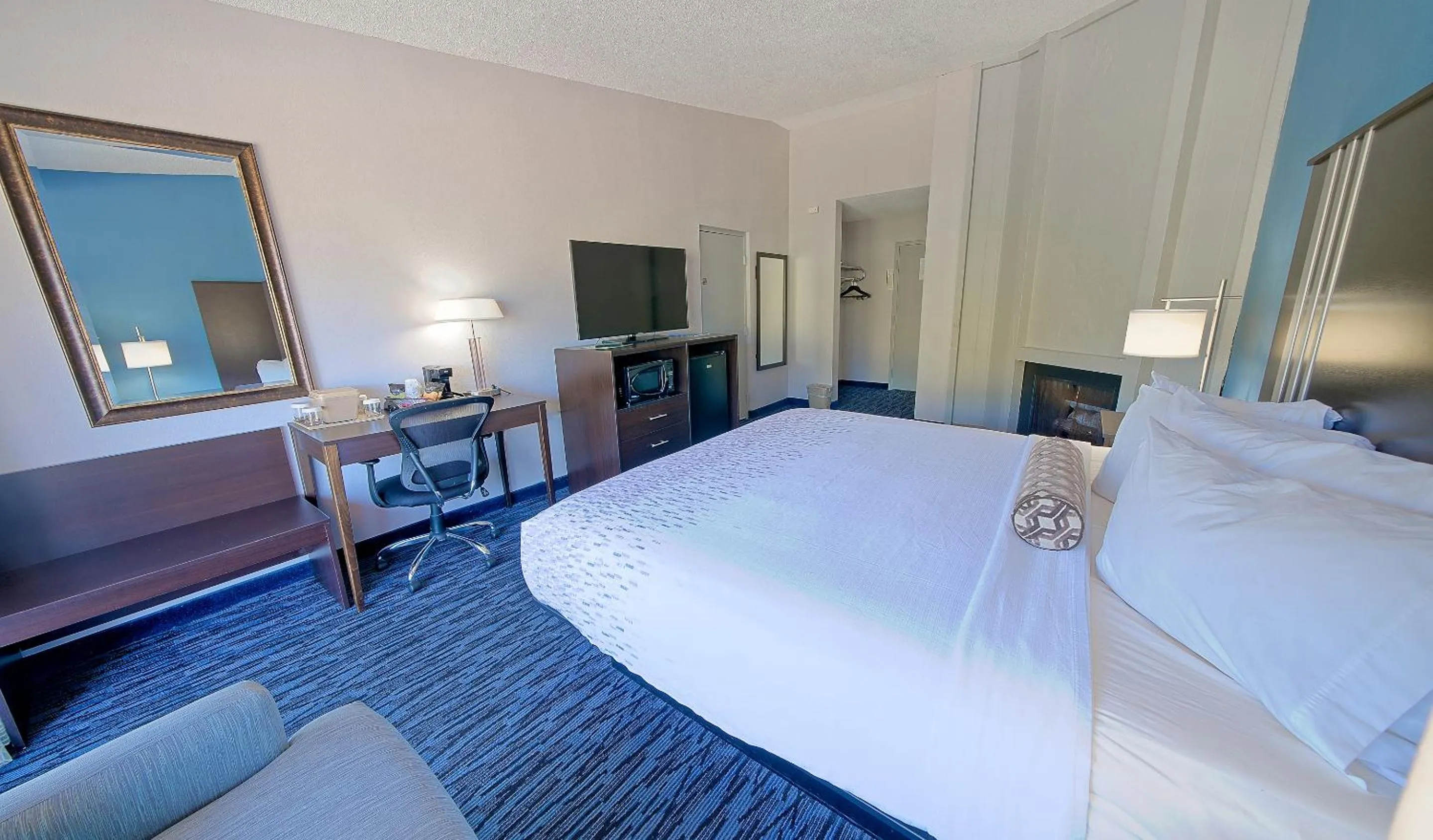 fireplace, Bed in Glenstone Lodge