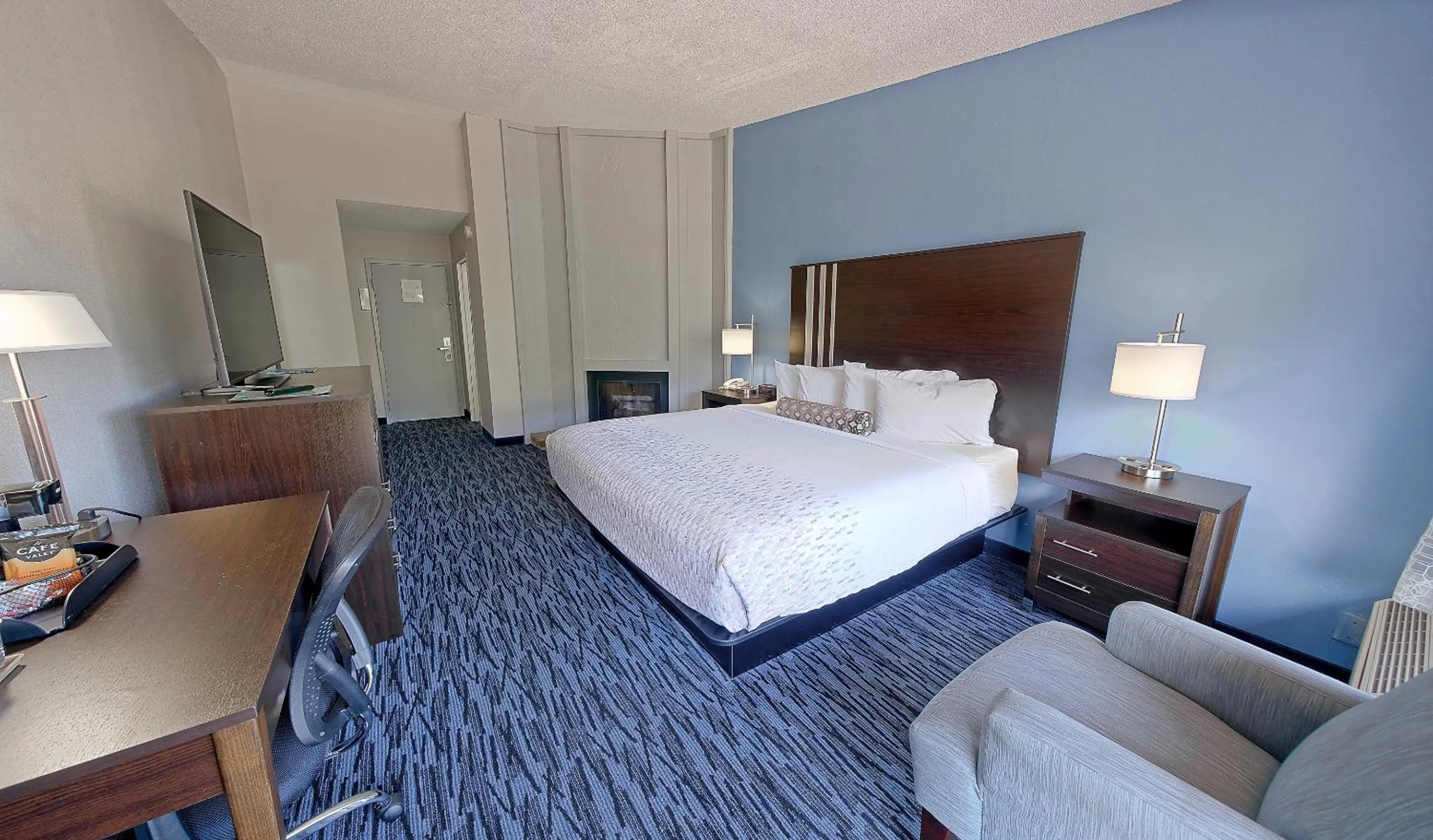 fireplace, Bed in Glenstone Lodge