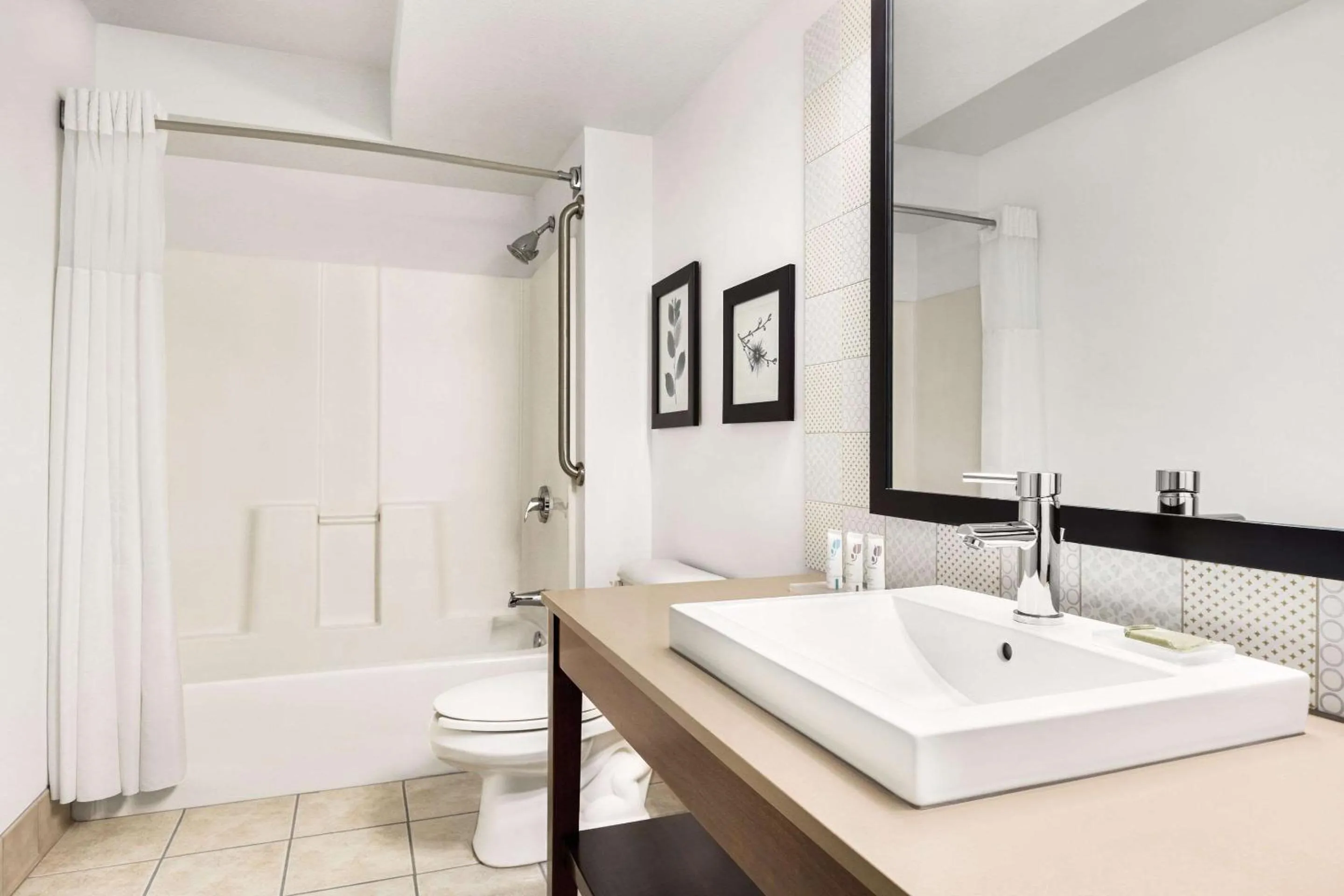 Bedroom in Country Inn & Suites by Radisson, St Cloud East, MN