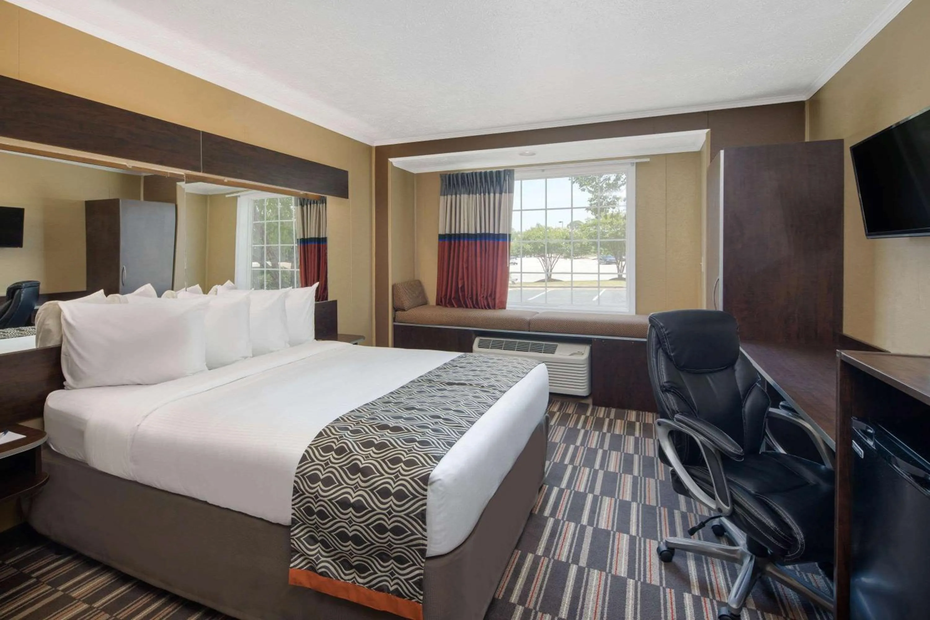 Photo of the whole room, Bed in Microtel Inn & Suites by Wyndham Columbia Fort Jackson N
