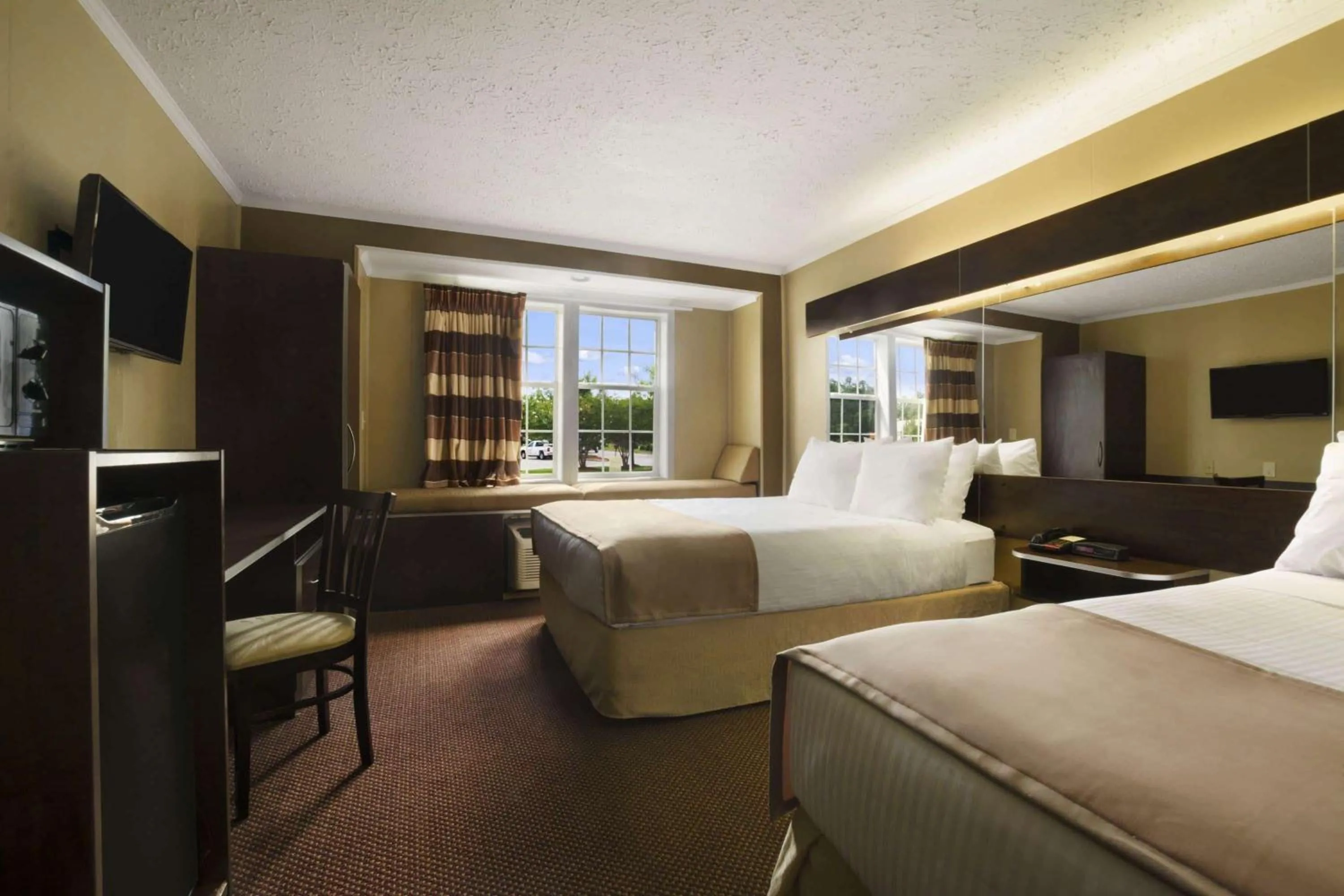 Photo of the whole room, Bed in Microtel Inn & Suites by Wyndham Columbia Fort Jackson N