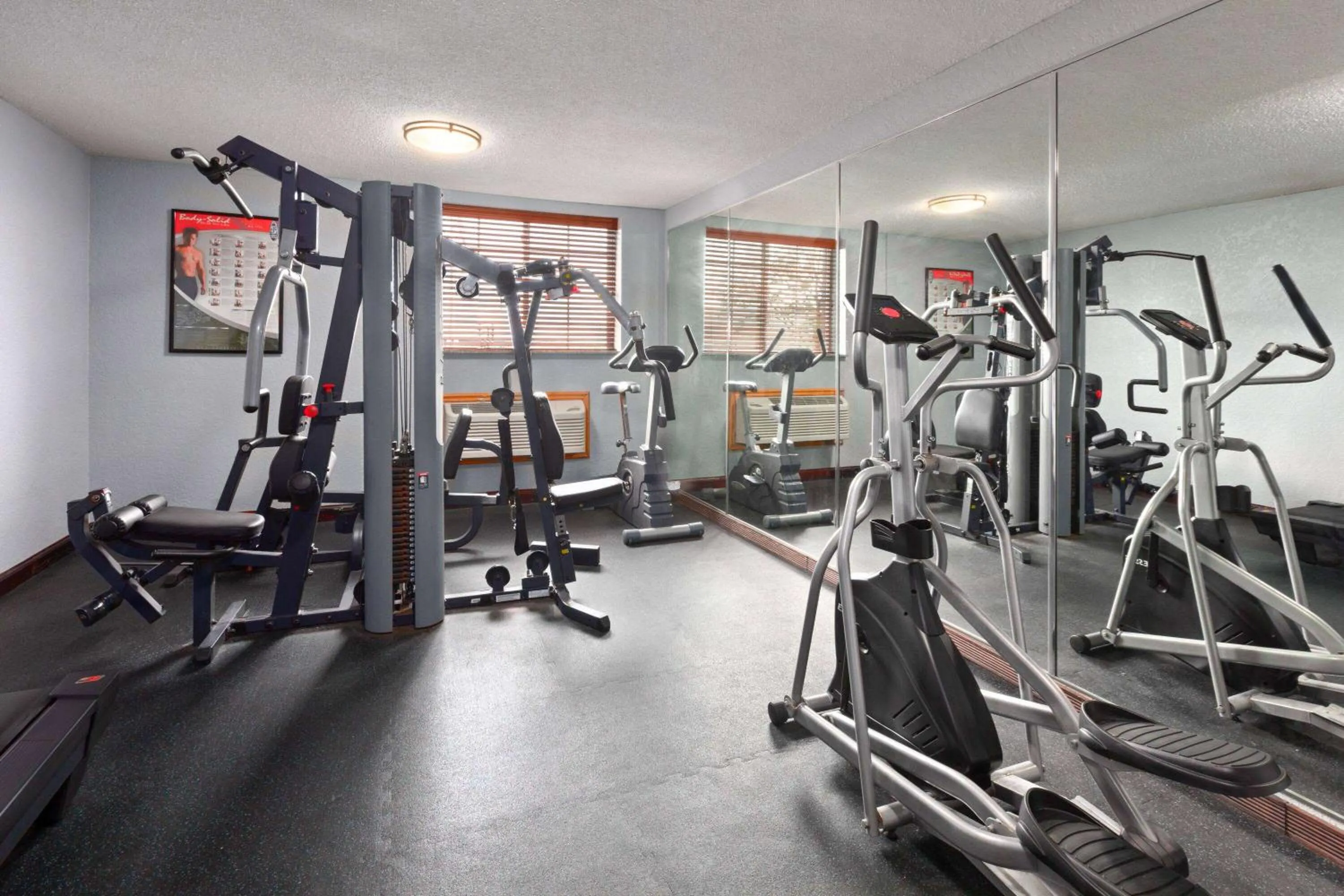 Fitness centre/facilities in AmericInn by Wyndham Grinnell