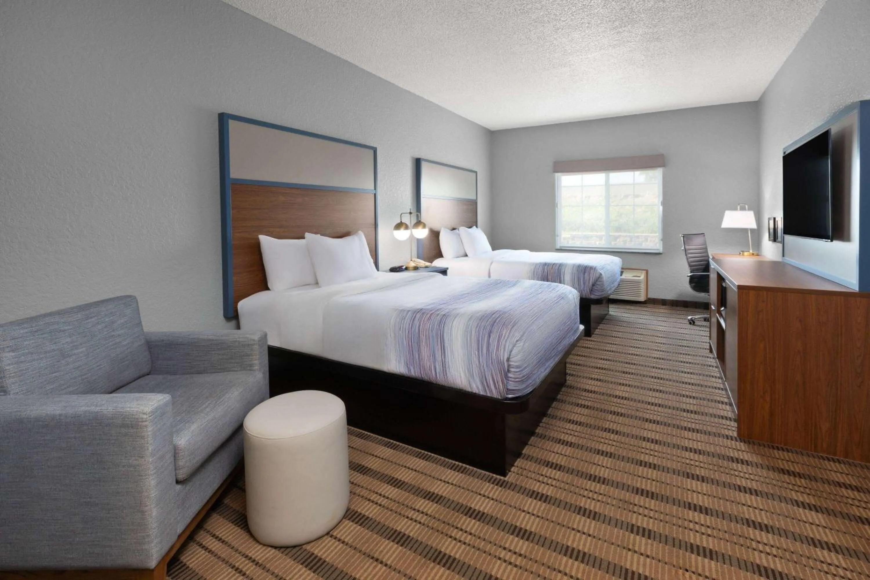 Photo of the whole room, Bed in AmericInn by Wyndham Grinnell