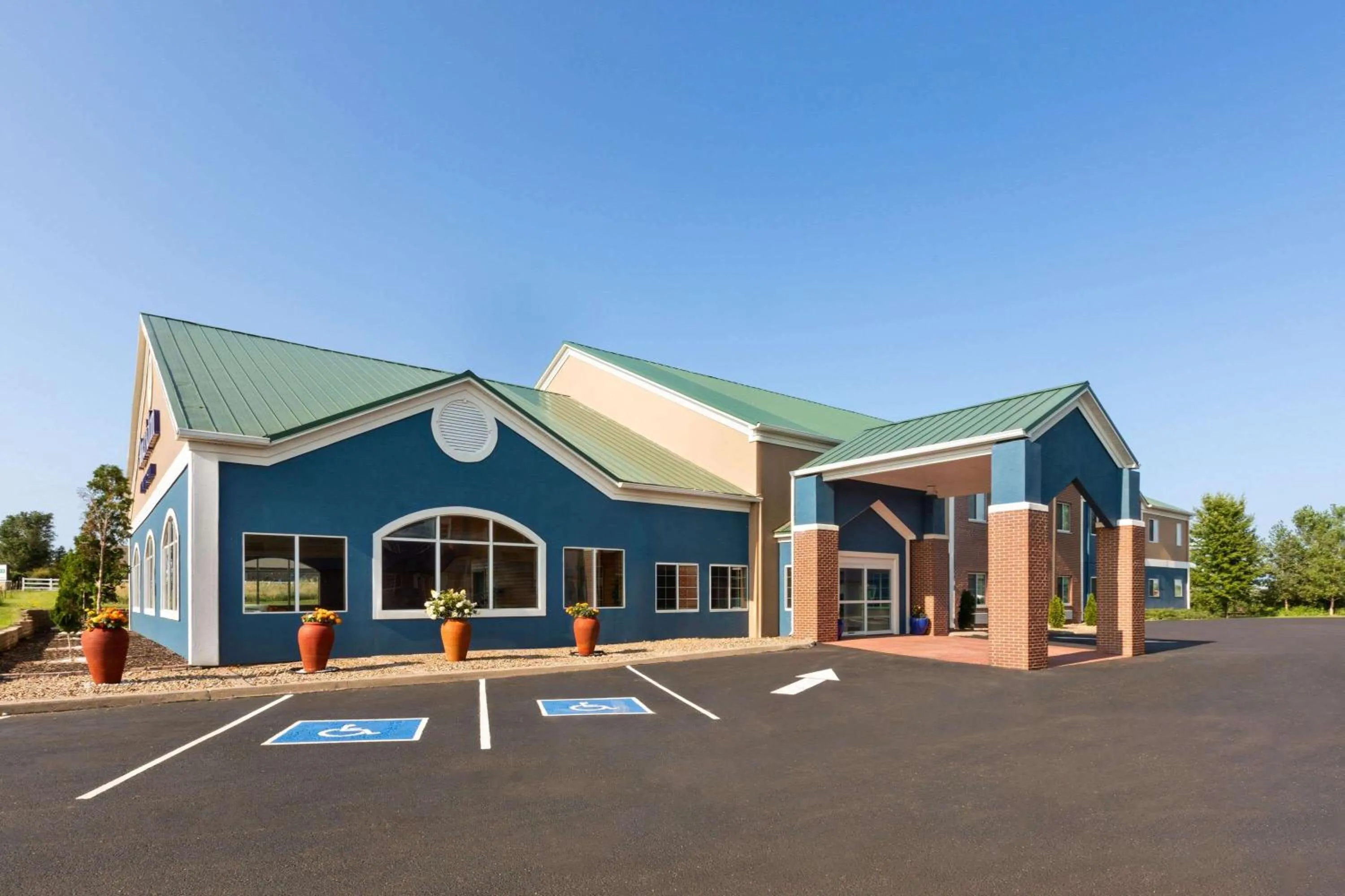 Property building in AmericInn by Wyndham Grinnell