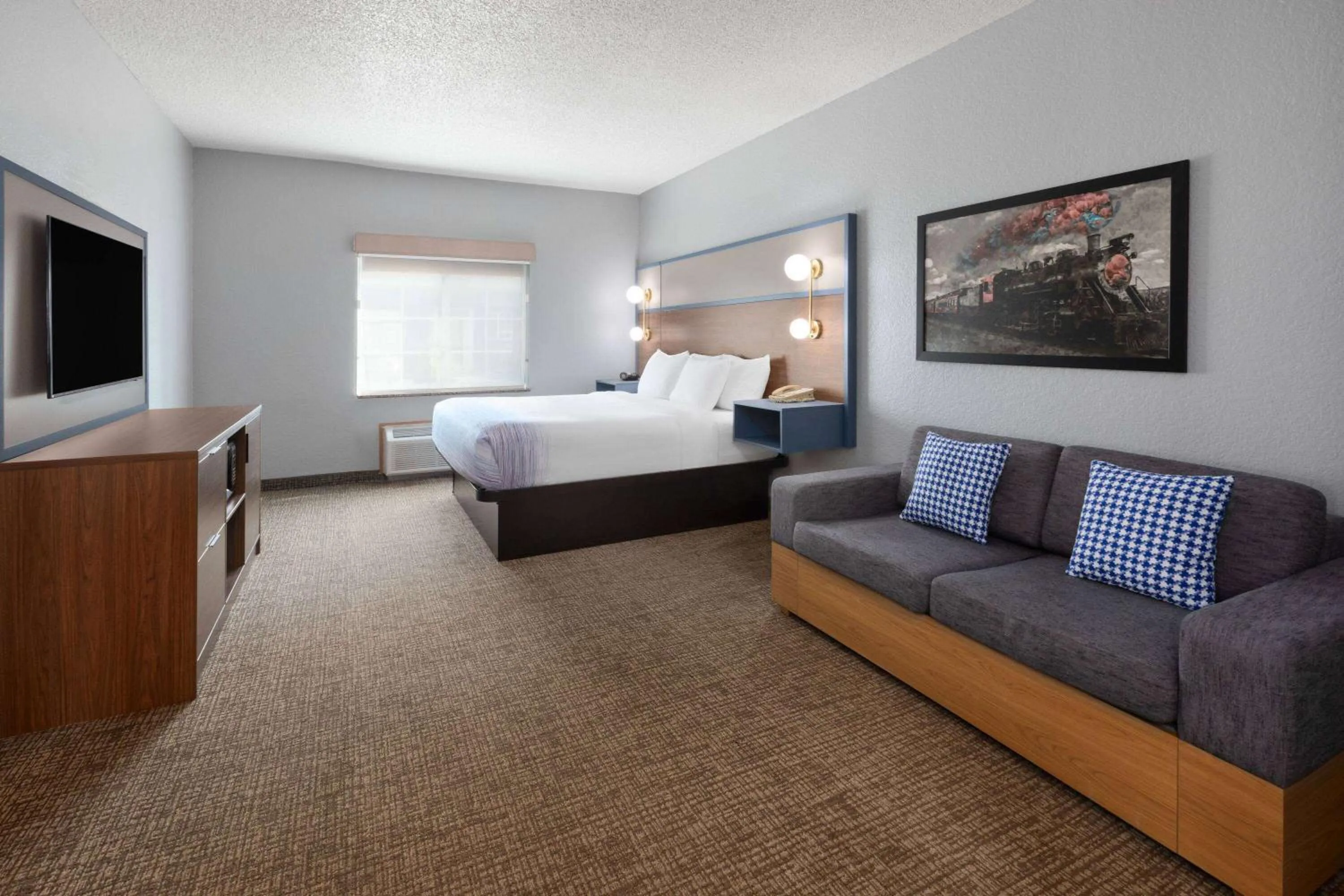 Photo of the whole room, Bed in AmericInn by Wyndham Grinnell