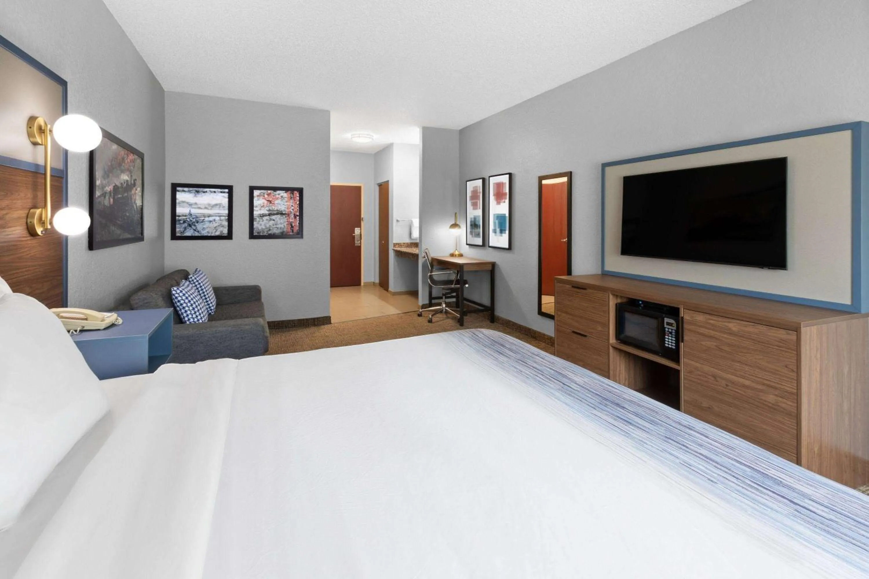 Photo of the whole room, Bed in AmericInn by Wyndham Grinnell