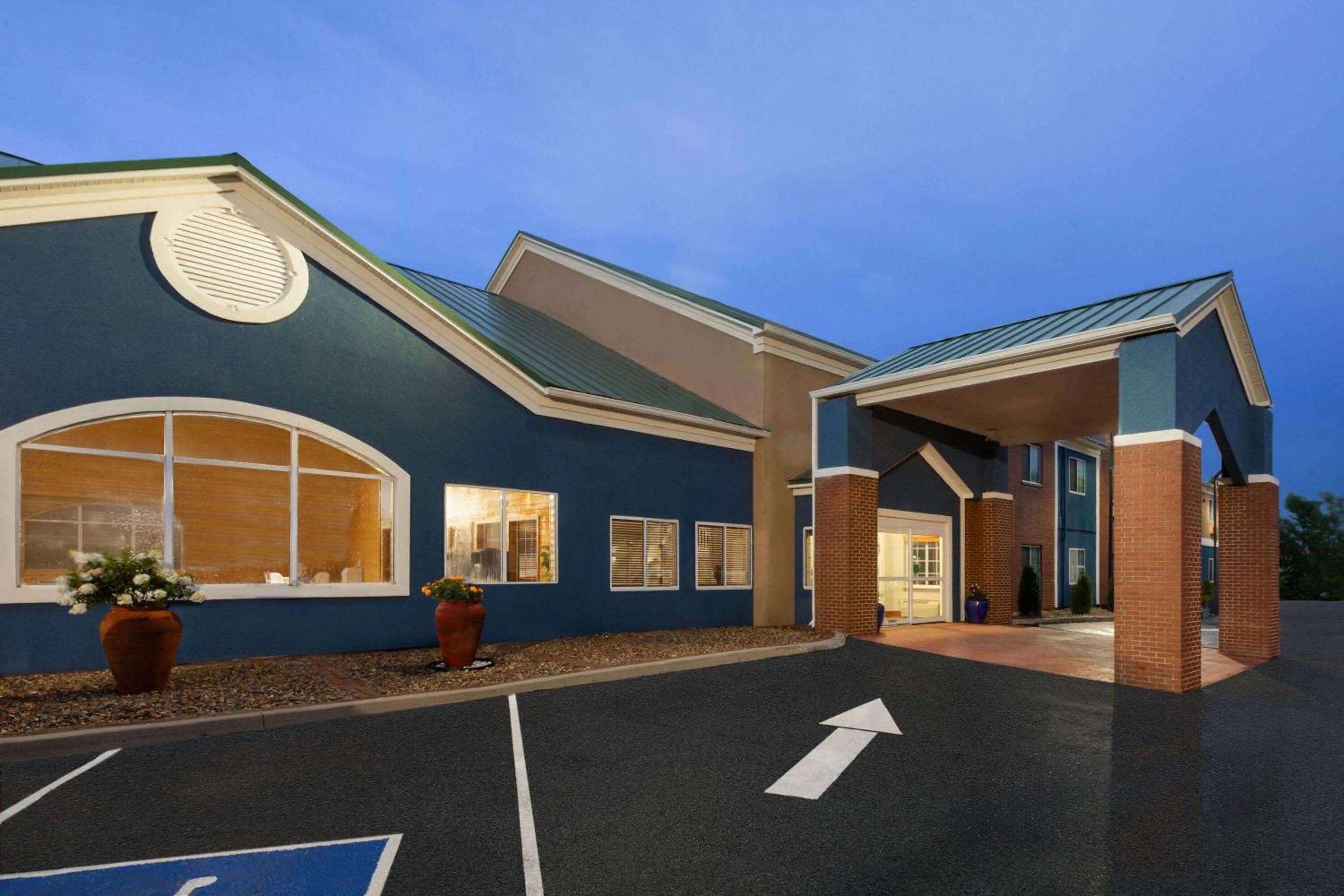 Property building in AmericInn by Wyndham Grinnell