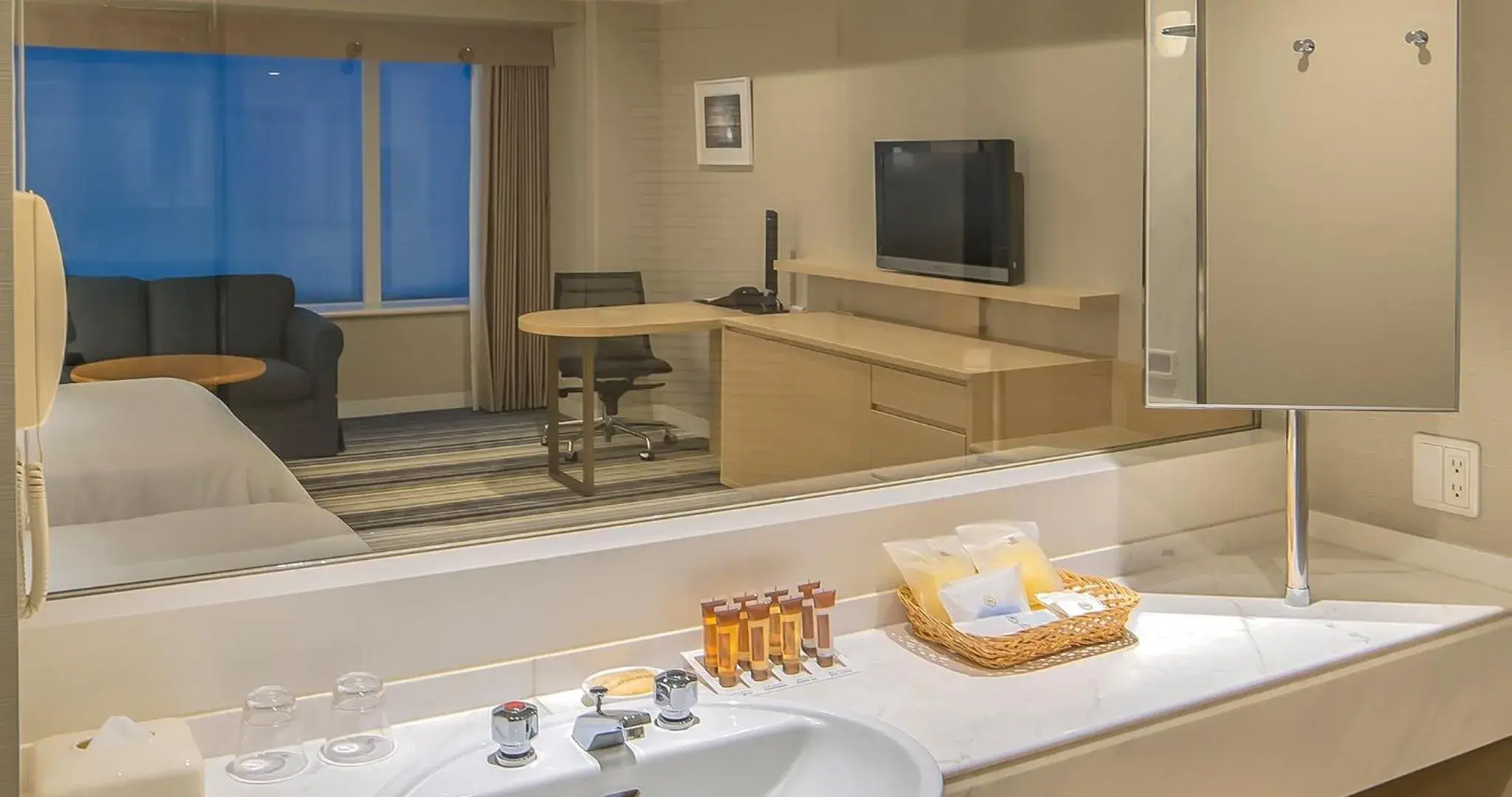 Deluxe Twin Room - single occupancy - Smoking in Sheraton Grande Ocean Resort Deluxe Twin Room - single occupancy - Smoking in Sheraton Grande Ocean Resort