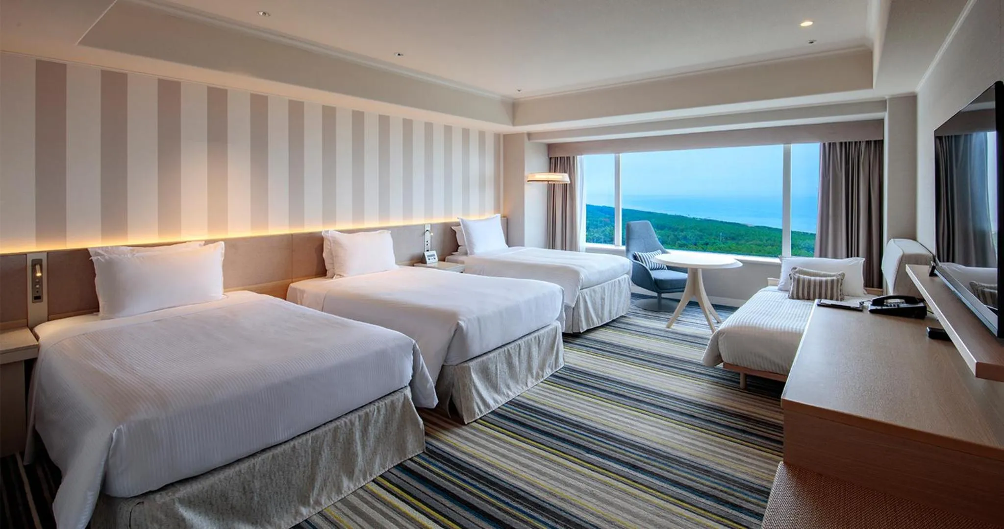 Bed in Phoenix Seagaia Ocean Tower