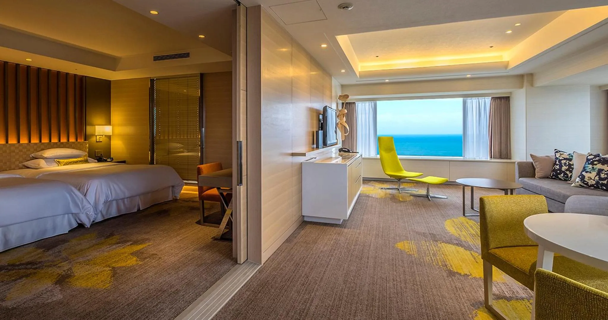 Bed in Phoenix Seagaia Ocean Tower