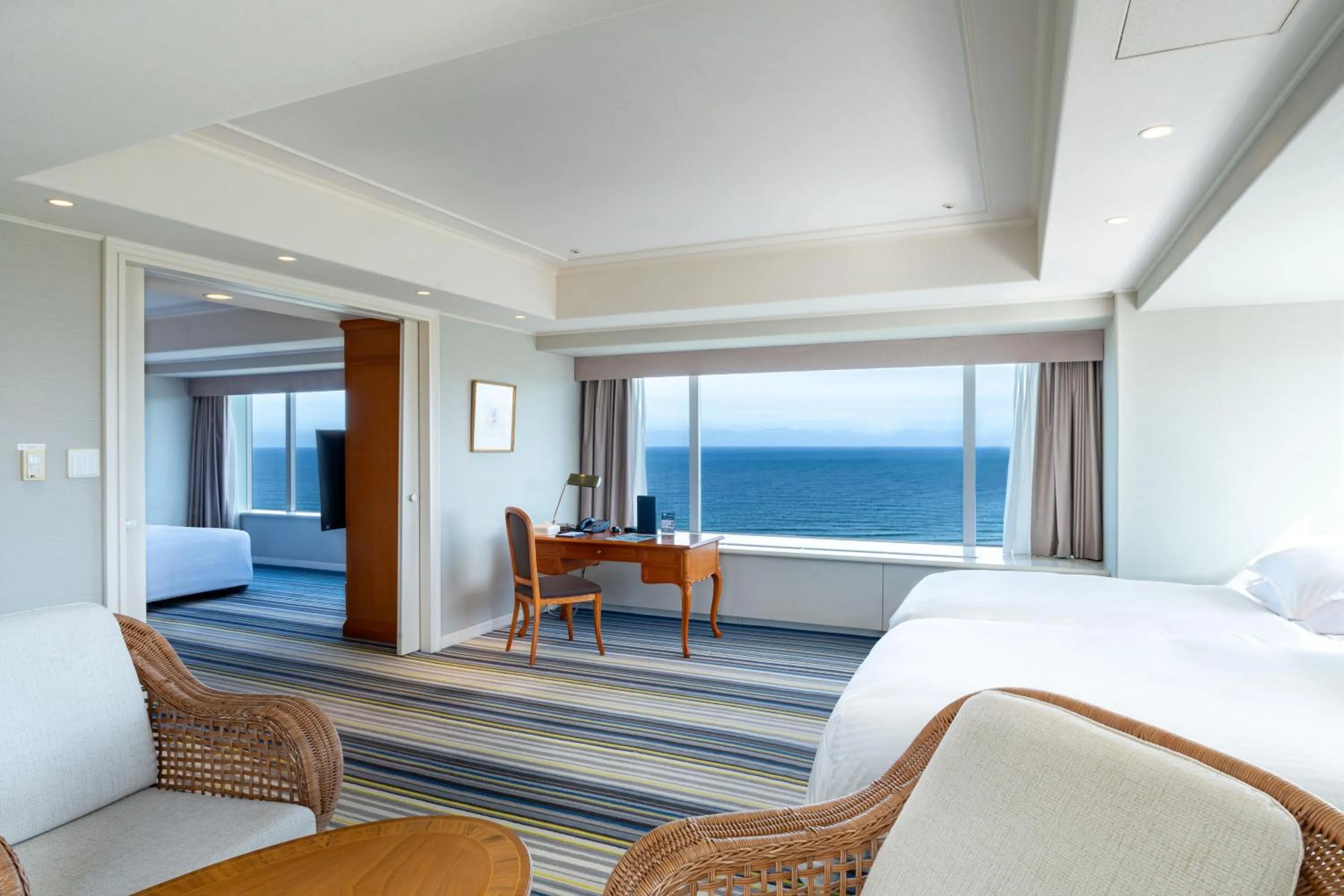 Photo of the whole room, Bed in Phoenix Seagaia Ocean Tower
