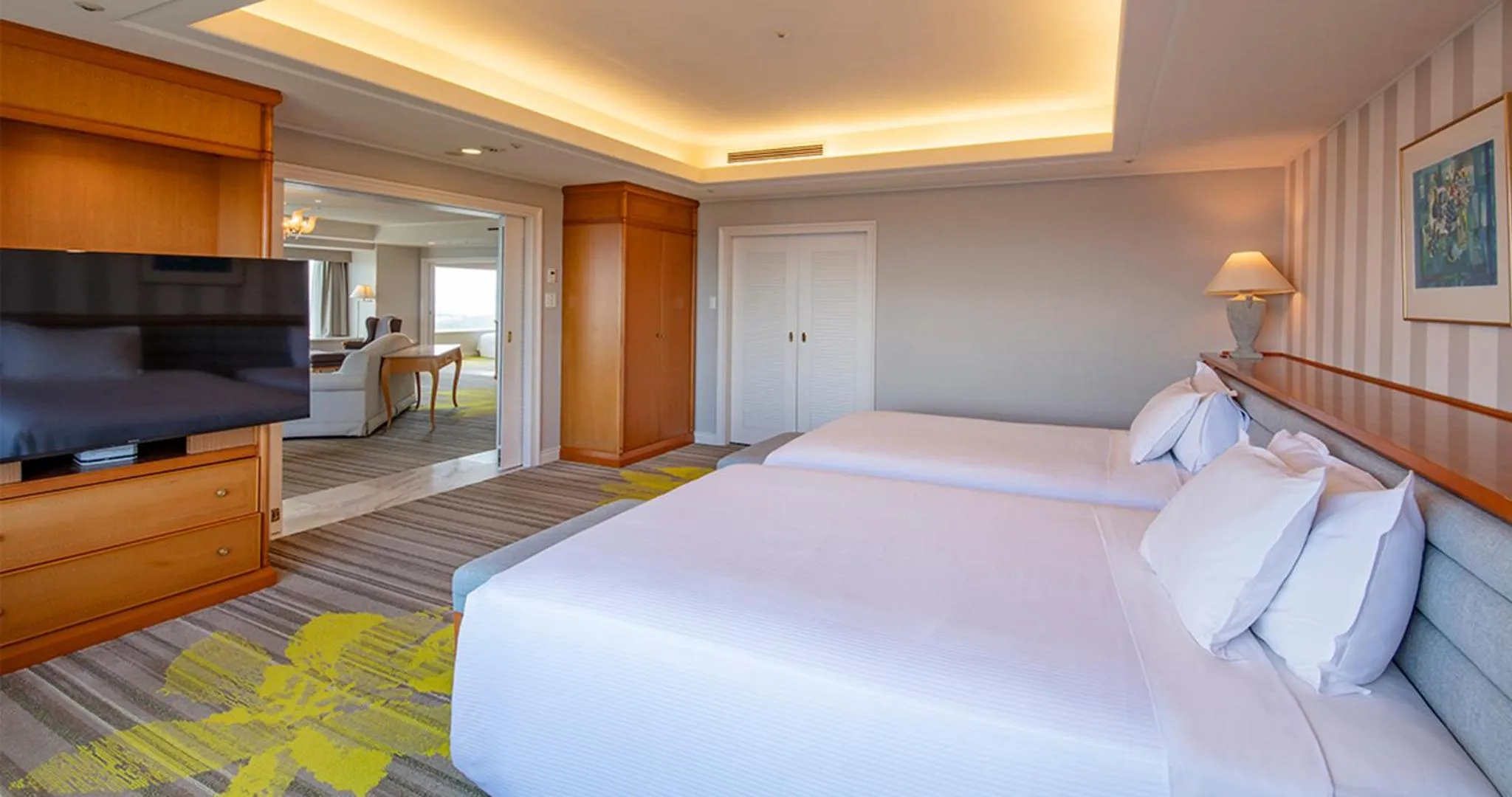 Bed in Phoenix Seagaia Ocean Tower