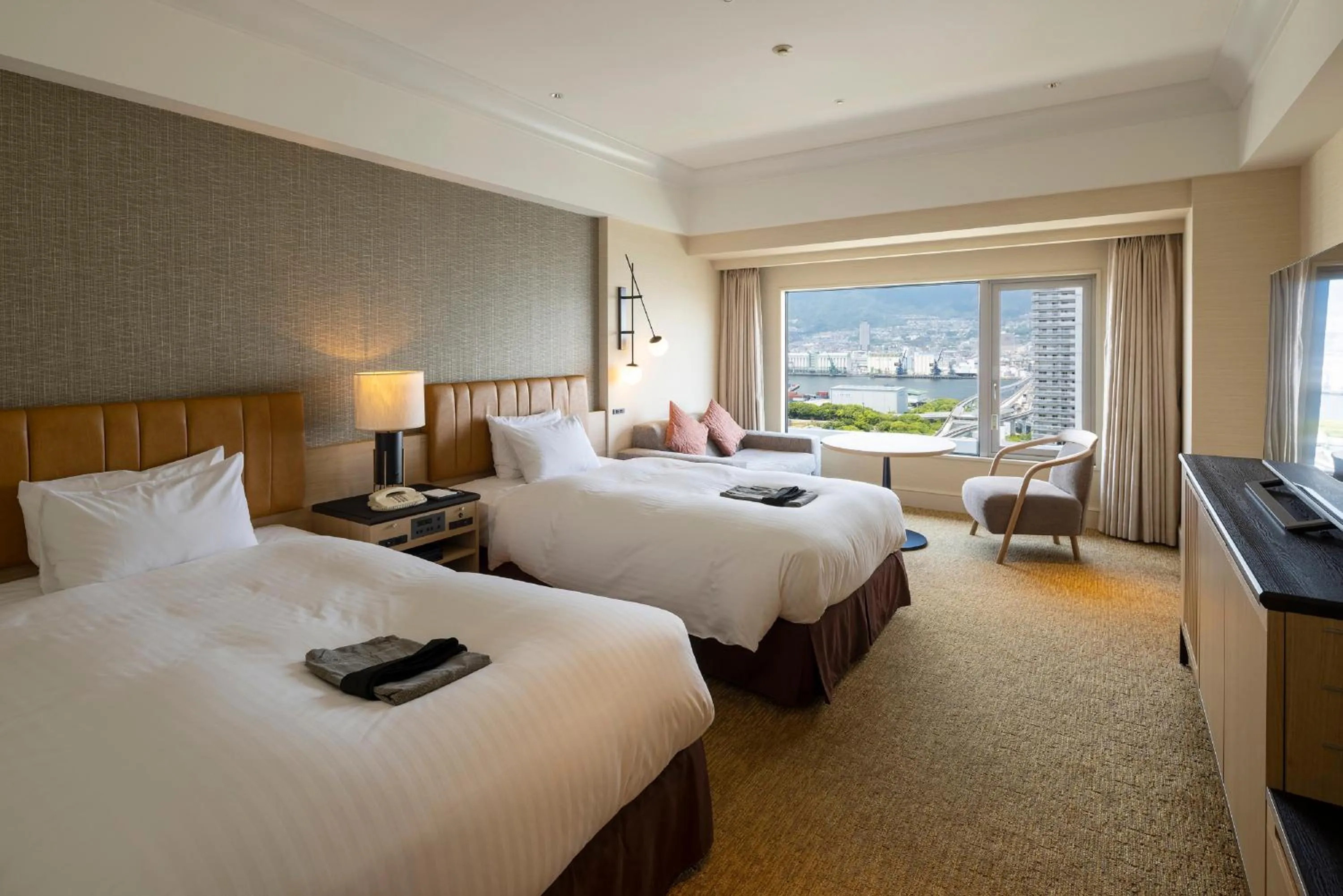 Photo of the whole room, Bed in Kobe Bay Sheraton Hotel & Towers